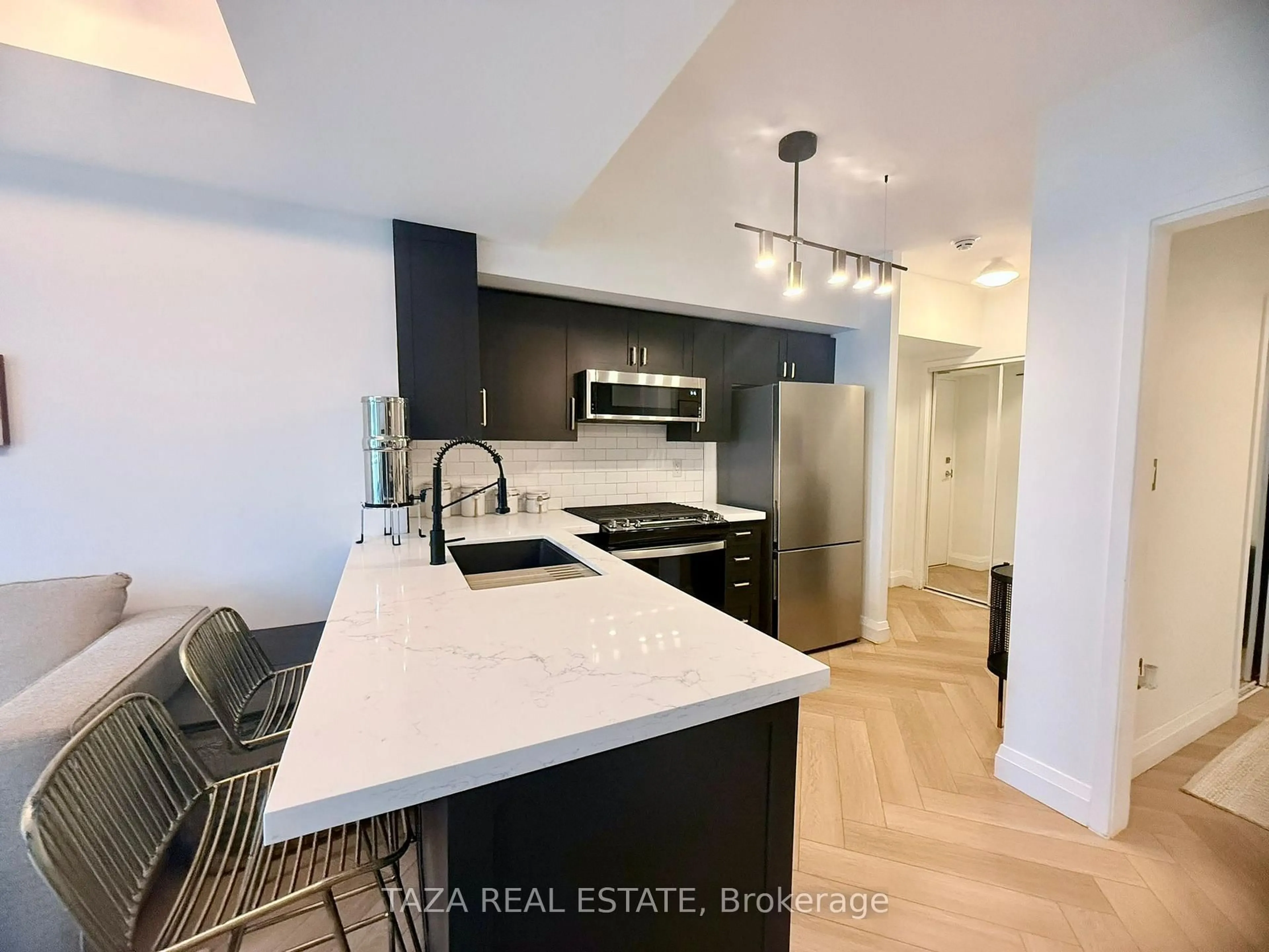 Open concept kitchen, unknown for 10 Navy Wharf Crt #1705, Toronto Ontario M5V 3V2