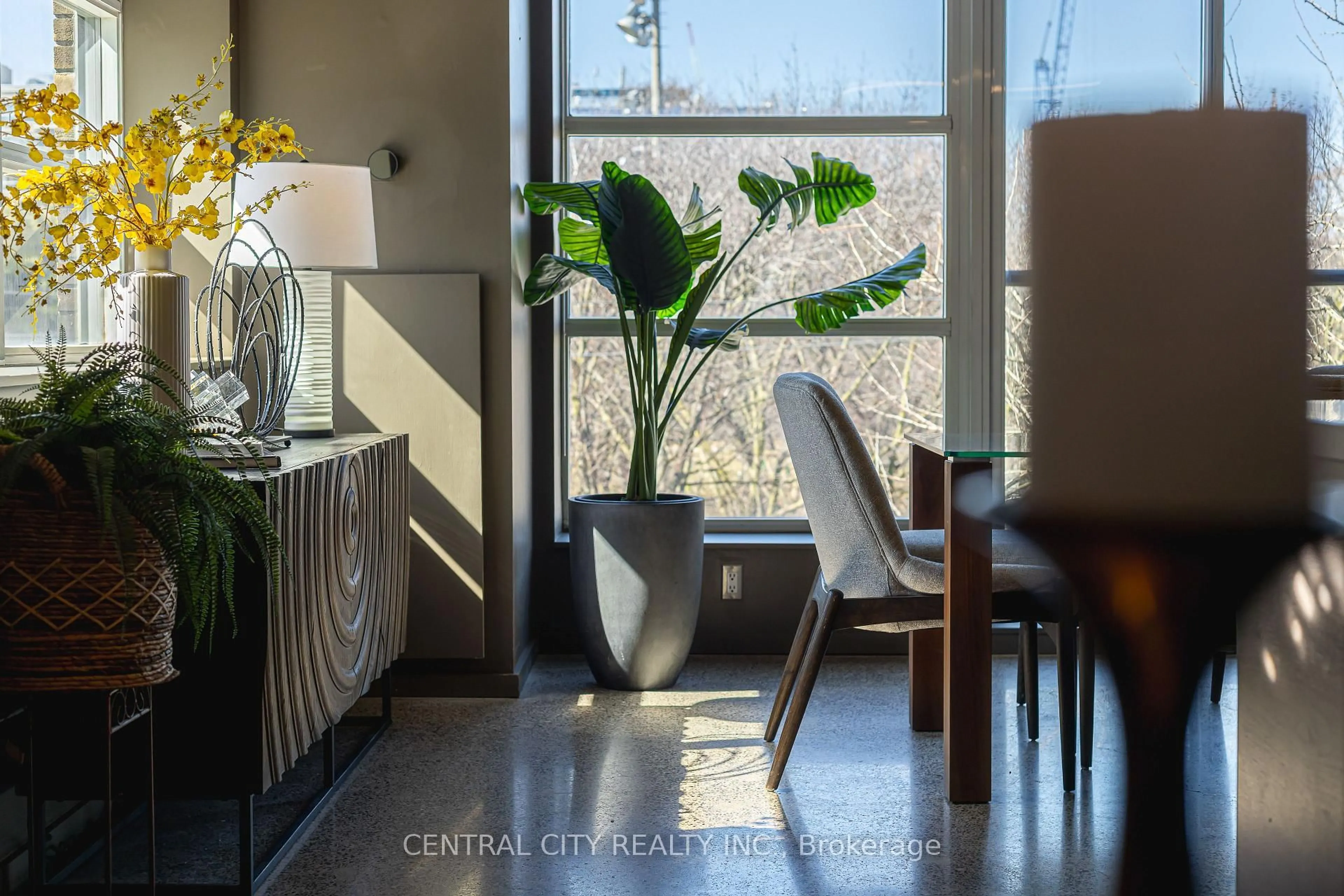 Indoor entryway for 833 King St #303, Toronto Ontario M5V 1N9