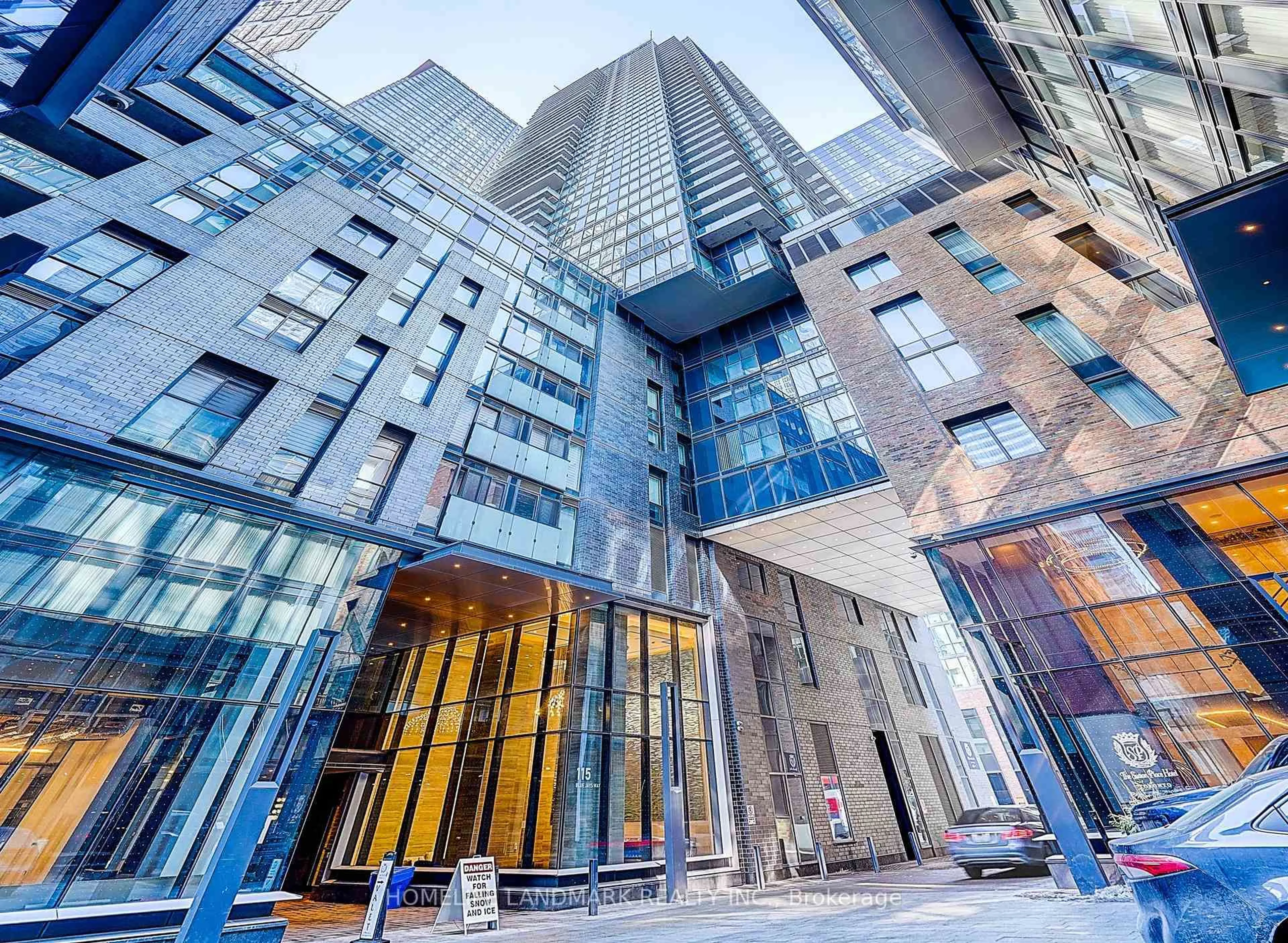 Indoor foyer for 115 Blue Jays Way #702, Toronto Ontario M5V 0N4