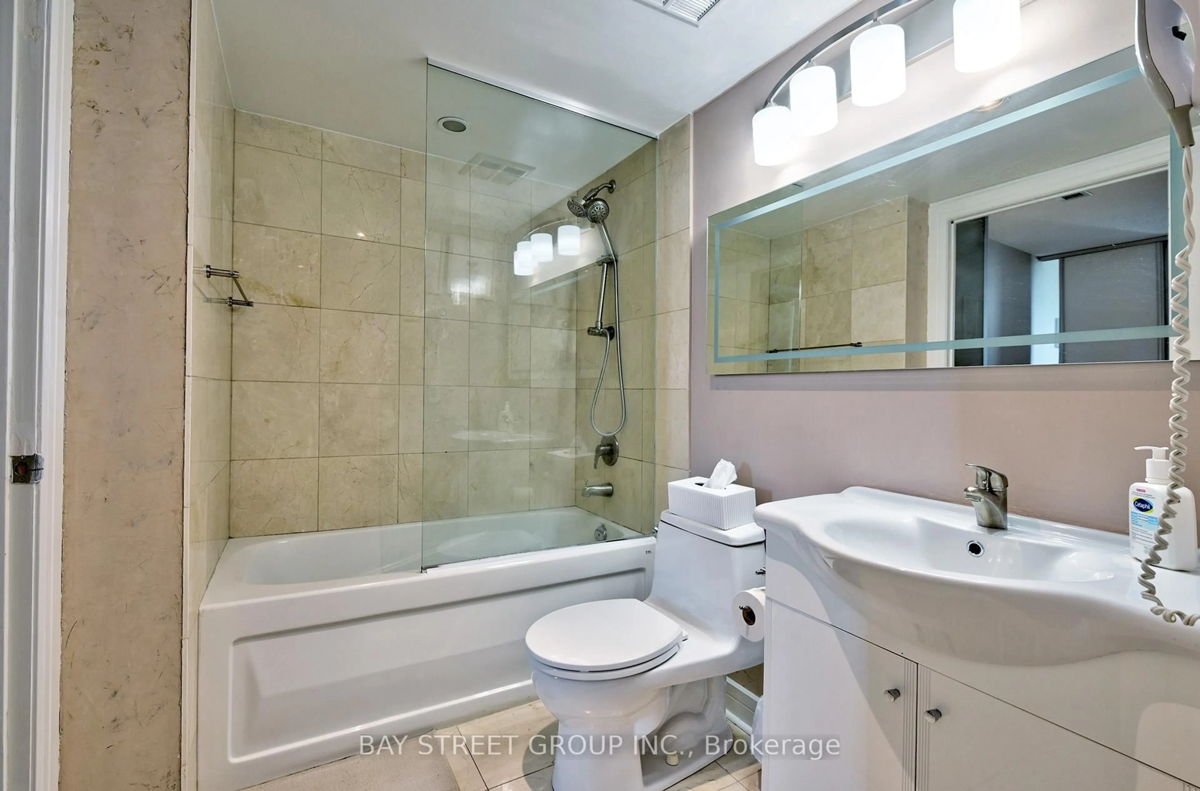 Standard bathroom, ceramic/tile floor for 1 Avondale Ave #Uph3, Toronto Ontario M2N 7J1
