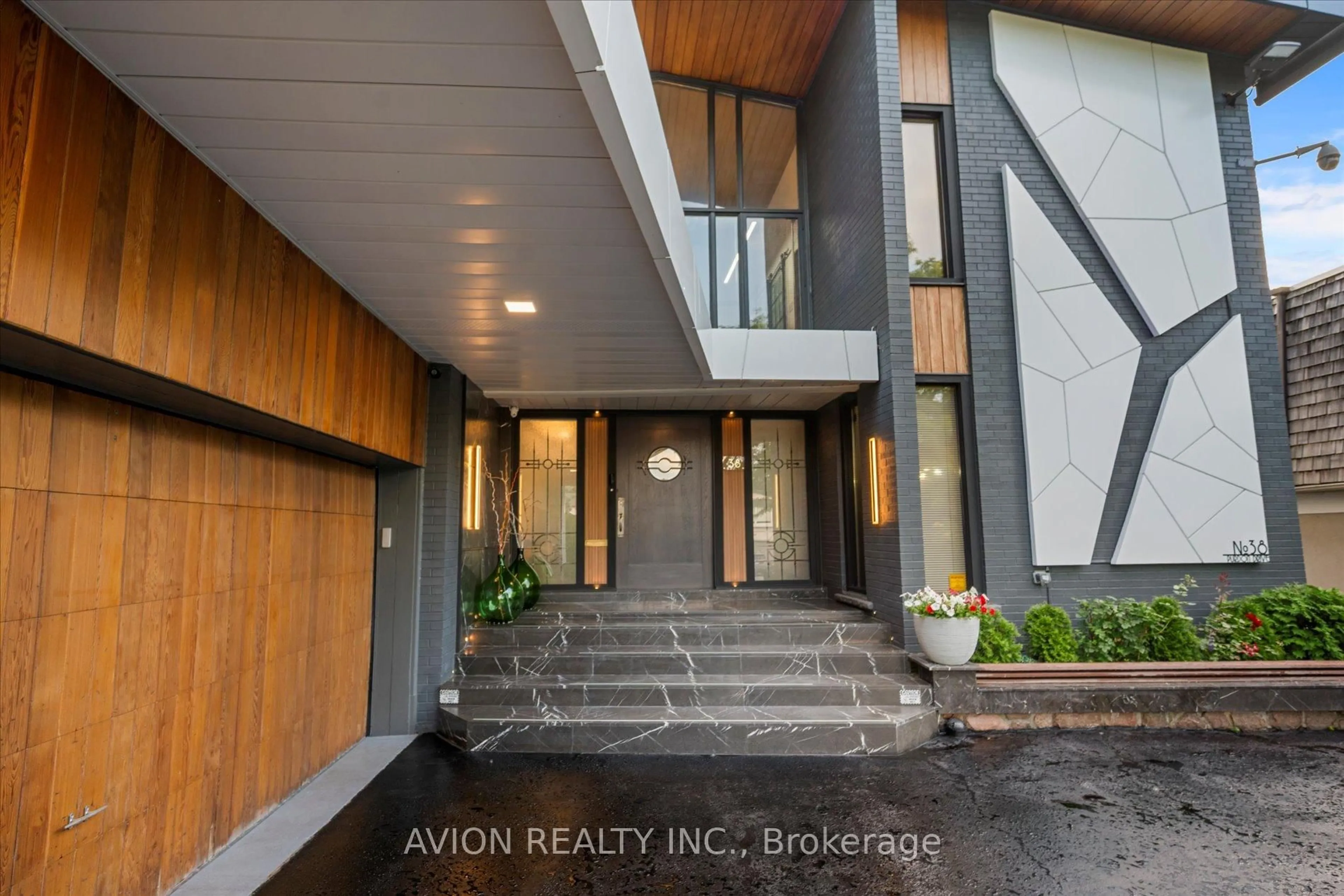 Indoor entryway for 38 Purdon Dr, Toronto Ontario M3H 4X1