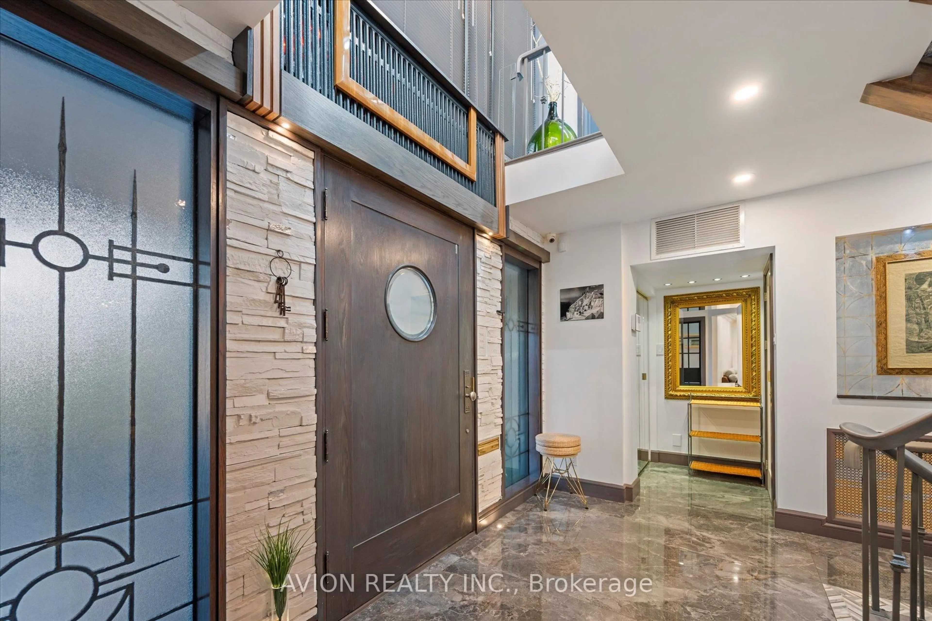 Indoor entryway for 38 Purdon Dr, Toronto Ontario M3H 4X1