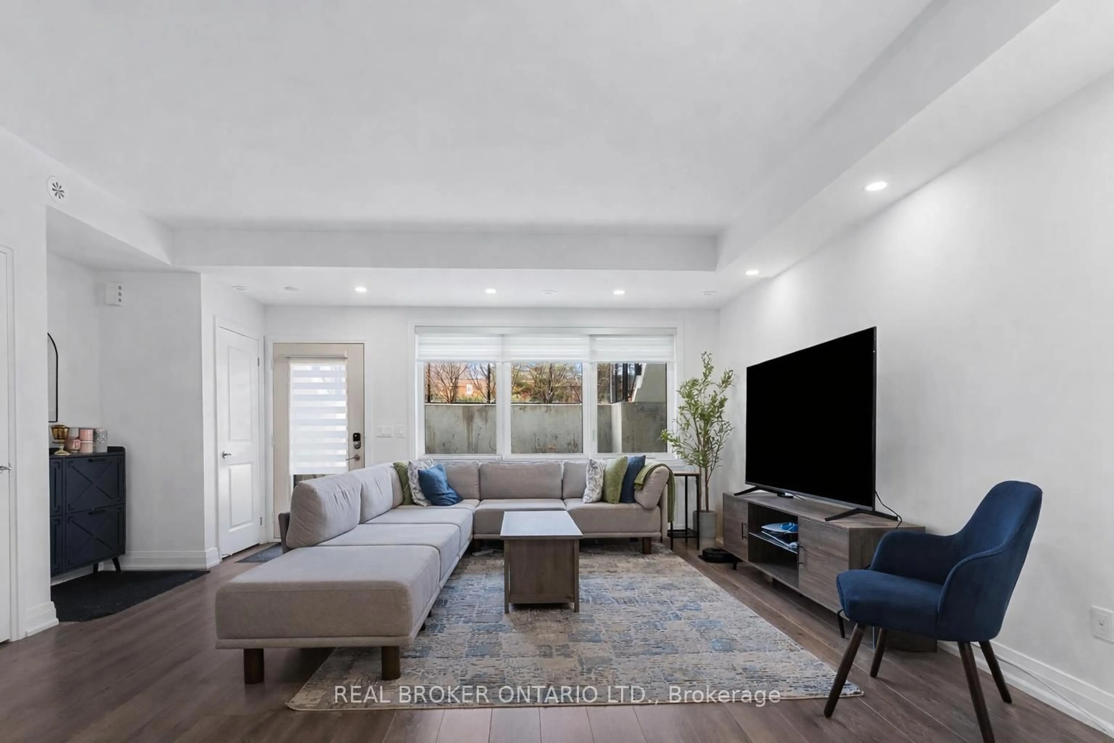 Living room with furniture, unknown for 780 Sheppard Ave #31, Toronto Ontario M2K 1C3