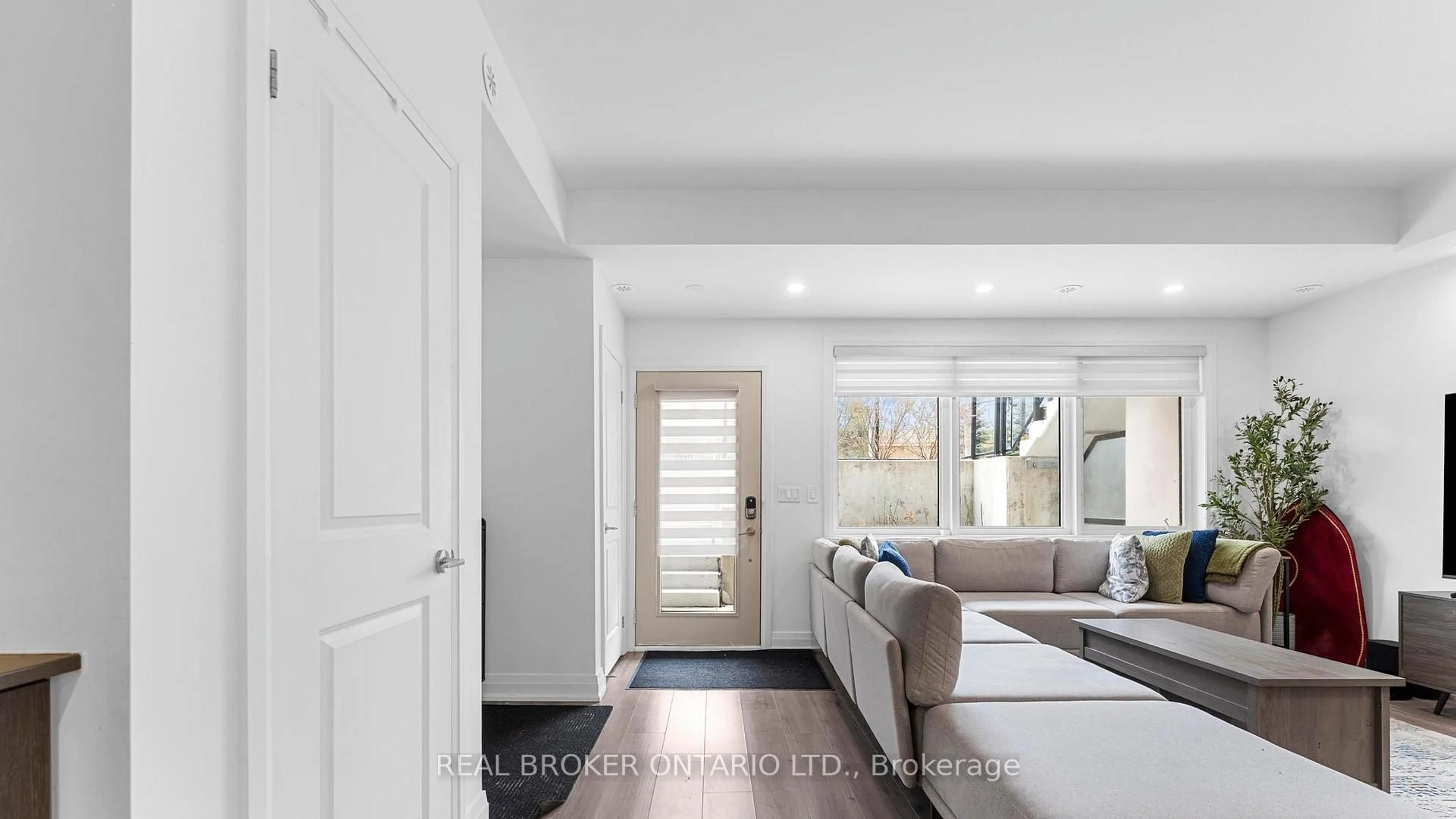 Indoor entryway for 780 Sheppard Ave #31, Toronto Ontario M2K 1C3