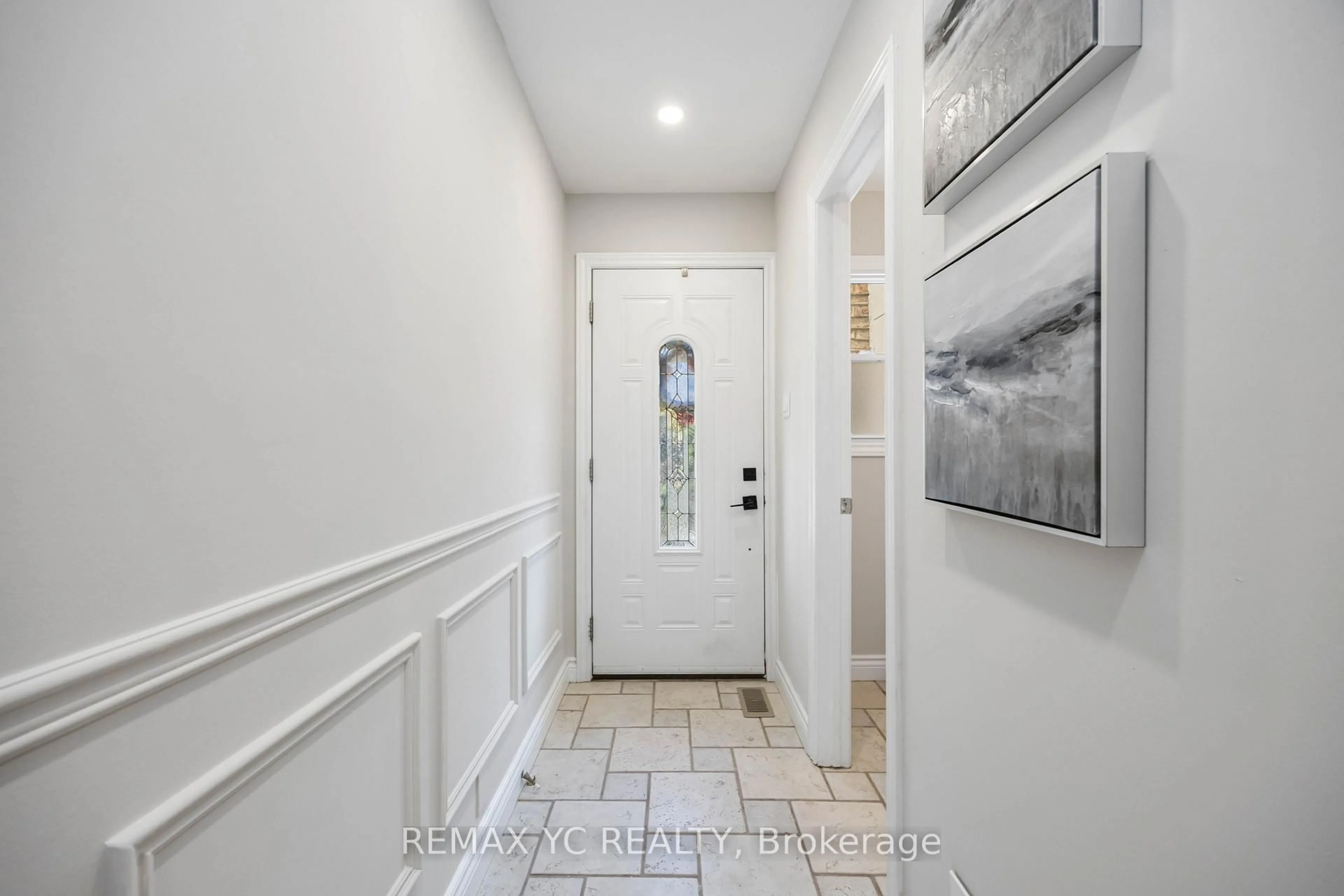 Indoor entryway for 118 Tangle Briarway, Toronto Ontario M2J 2M4
