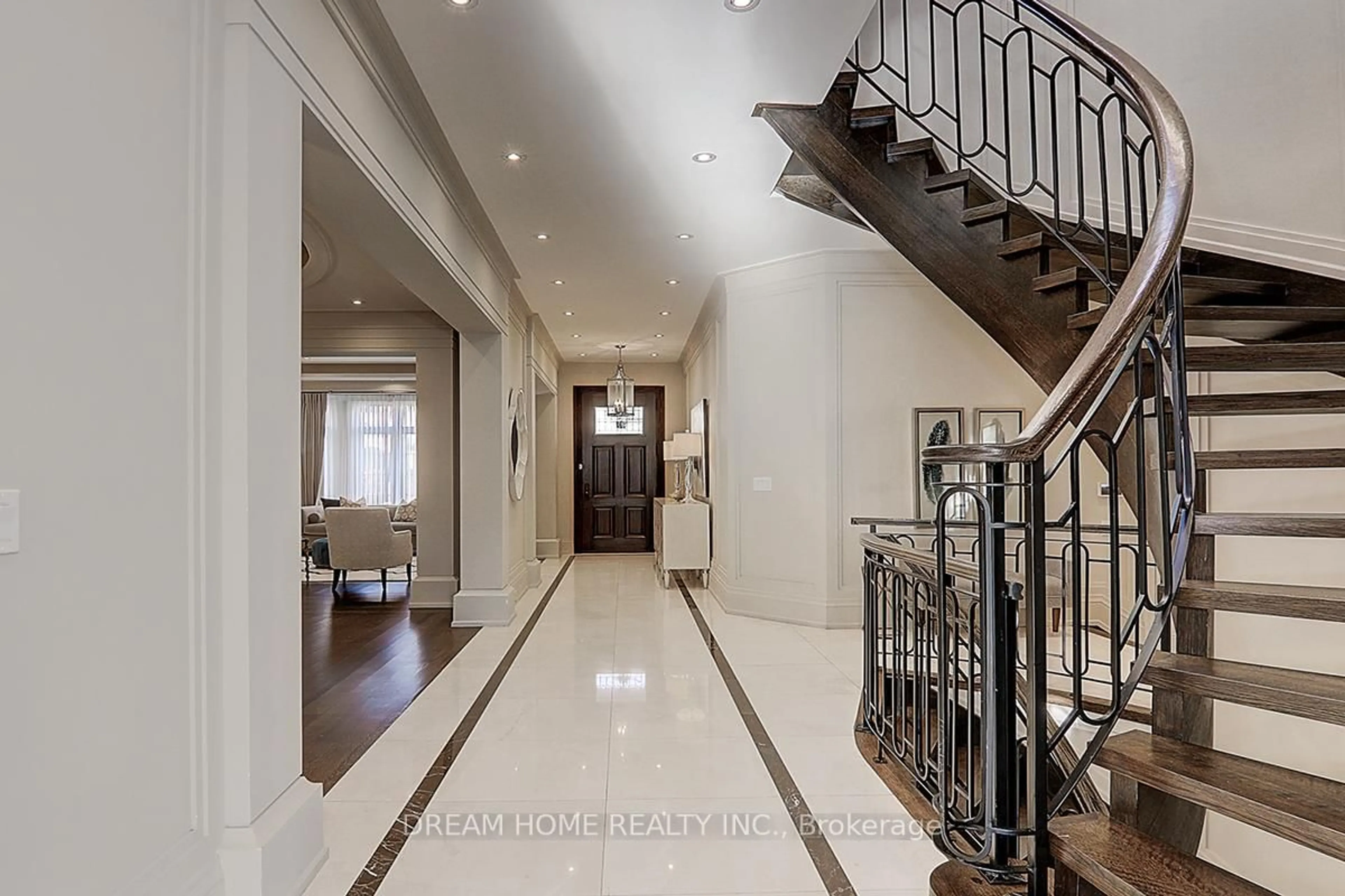 Indoor foyer for 225 Dunforest Ave, Toronto Ontario M2N 4J6