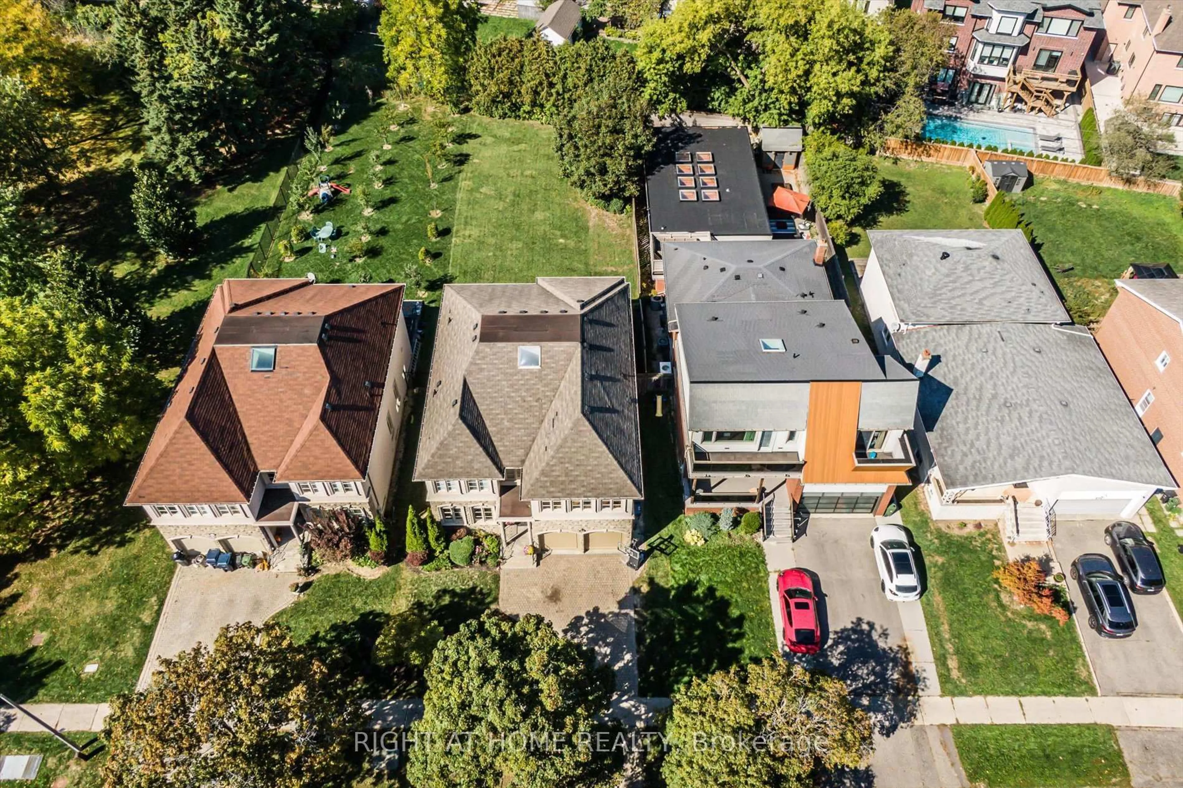 A pic from outside/outdoor area/front of a property/back of a property/a pic from drone, street for 154 Charlton Blvd, Toronto Ontario M2R 2J1