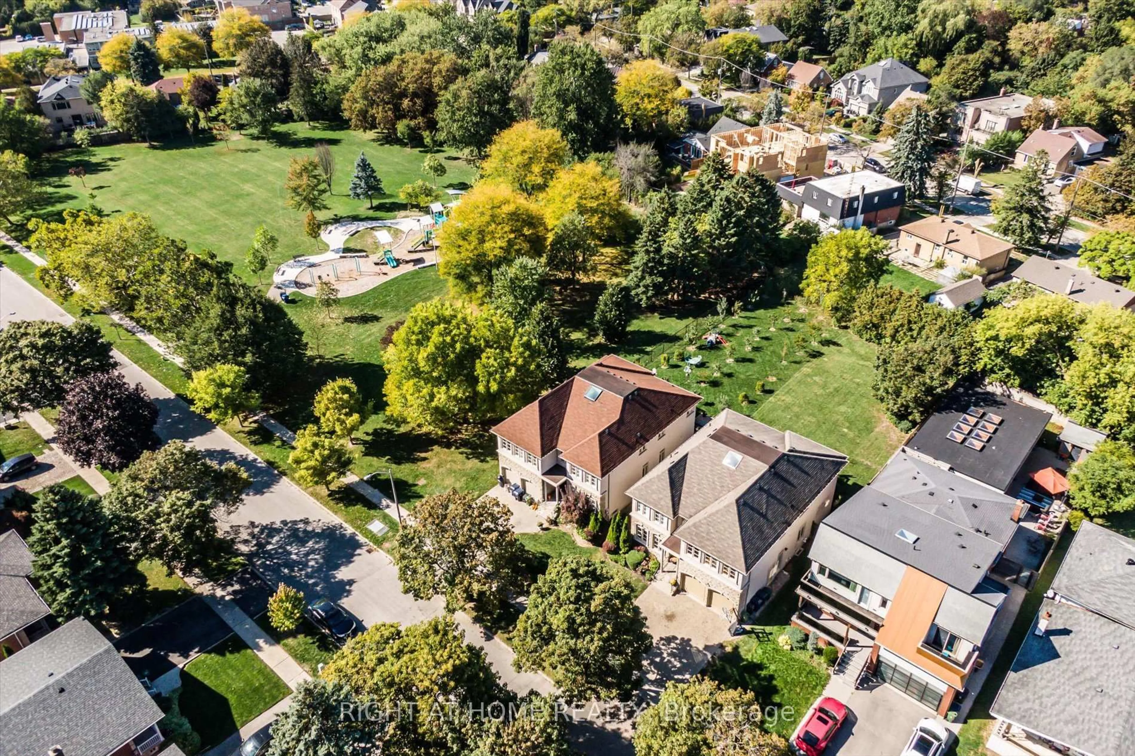 A pic from outside/outdoor area/front of a property/back of a property/a pic from drone, street for 154 Charlton Blvd, Toronto Ontario M2R 2J1