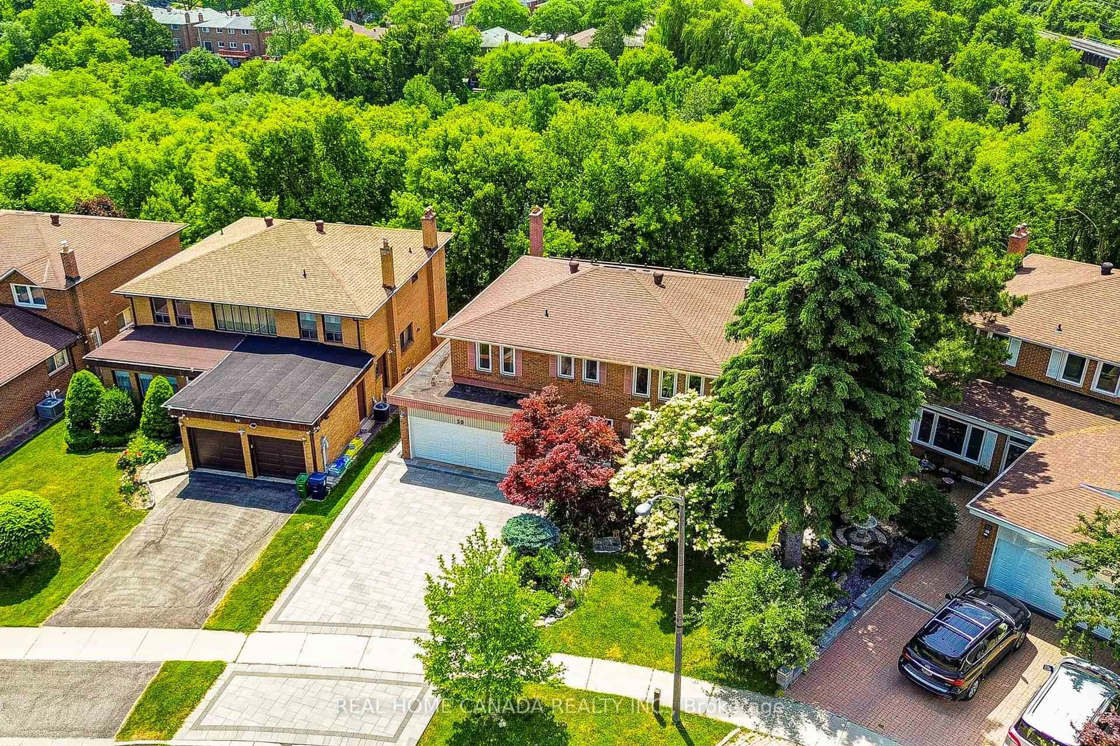 A pic from outside/outdoor area/front of a property/back of a property/a pic from drone, street for 20 Saddletree Dr, Toronto Ontario M2H 3L3