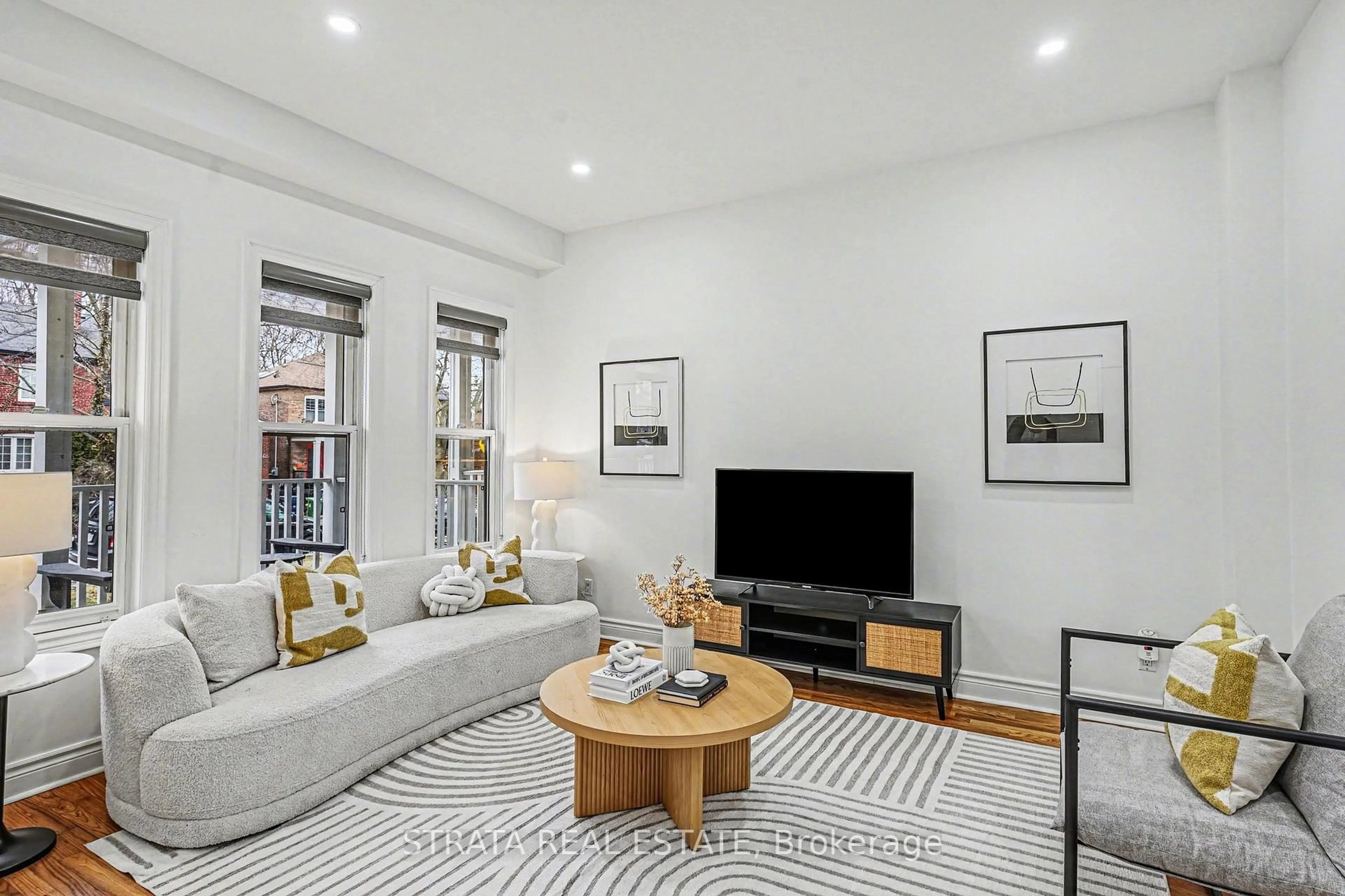 Living room with furniture, unknown for 423 Manor Rd, Toronto Ontario M4S 1T1