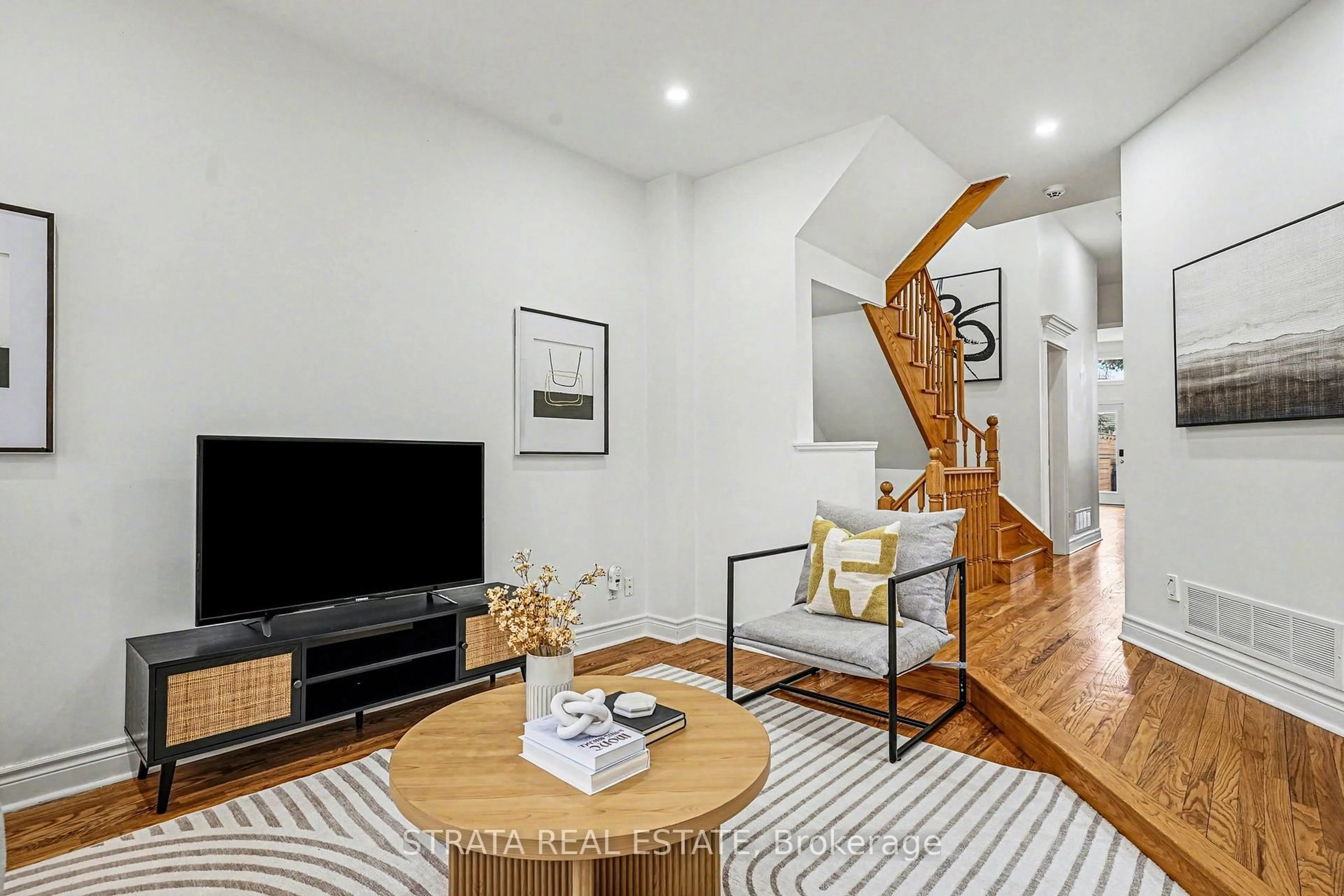 Living room with furniture, unknown for 423 Manor Rd, Toronto Ontario M4S 1T1