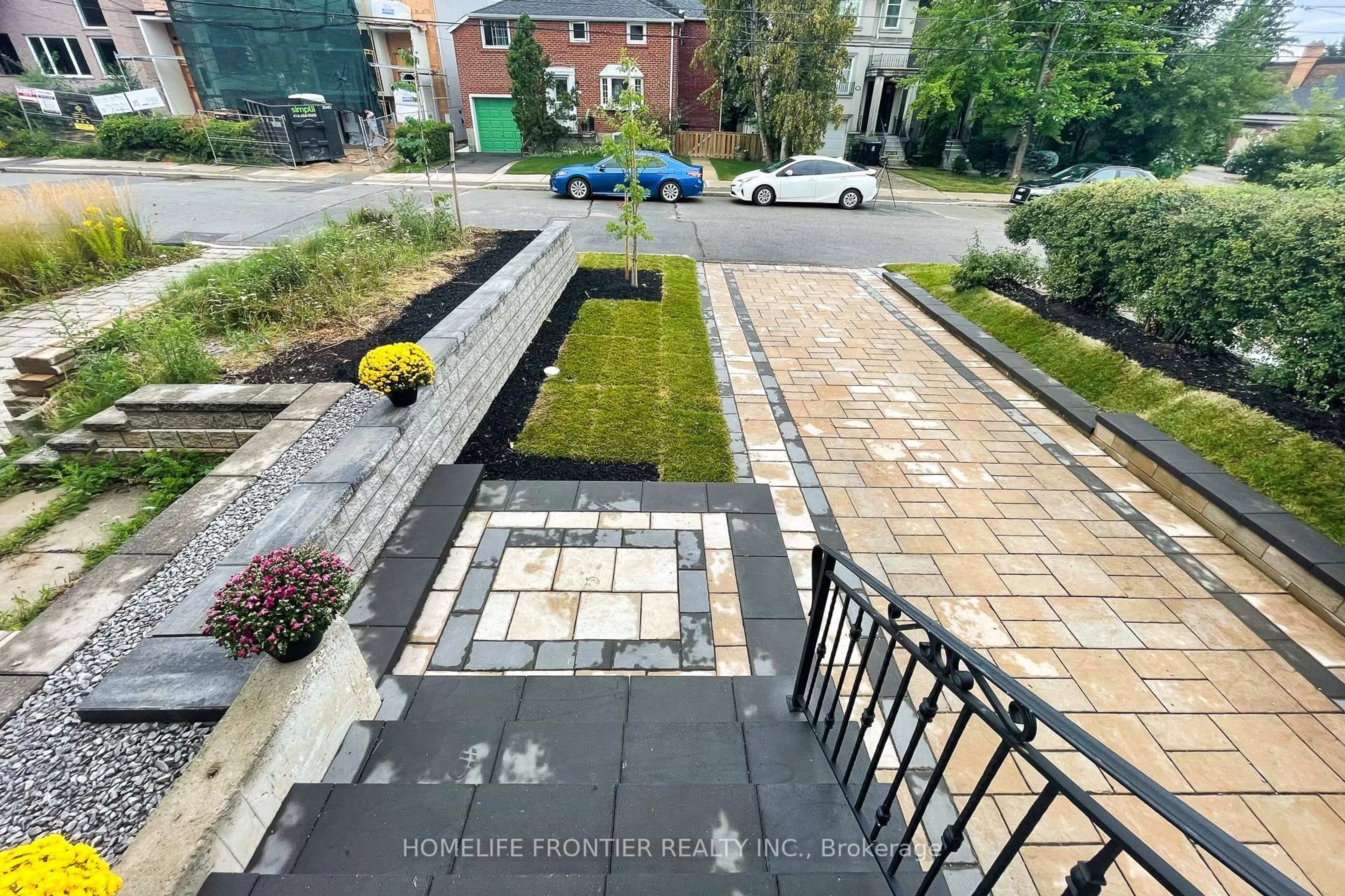 A pic from outside/outdoor area/front of a property/back of a property/a pic from drone, street for 82 Cameron Ave, Toronto Ontario M2N 1E2