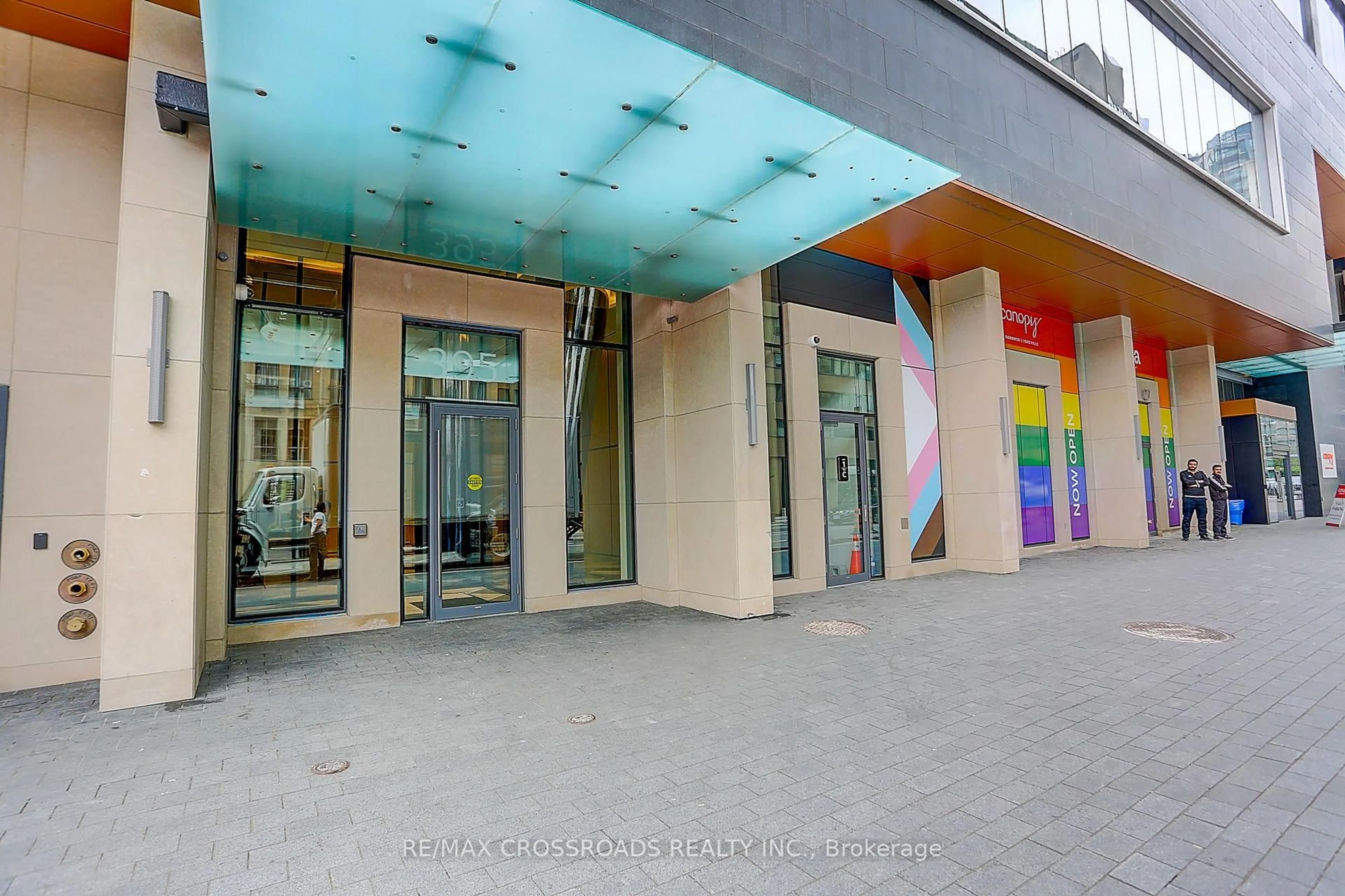 Indoor foyer for 395 Bloor St #3205, Toronto Ontario M4W 0B4