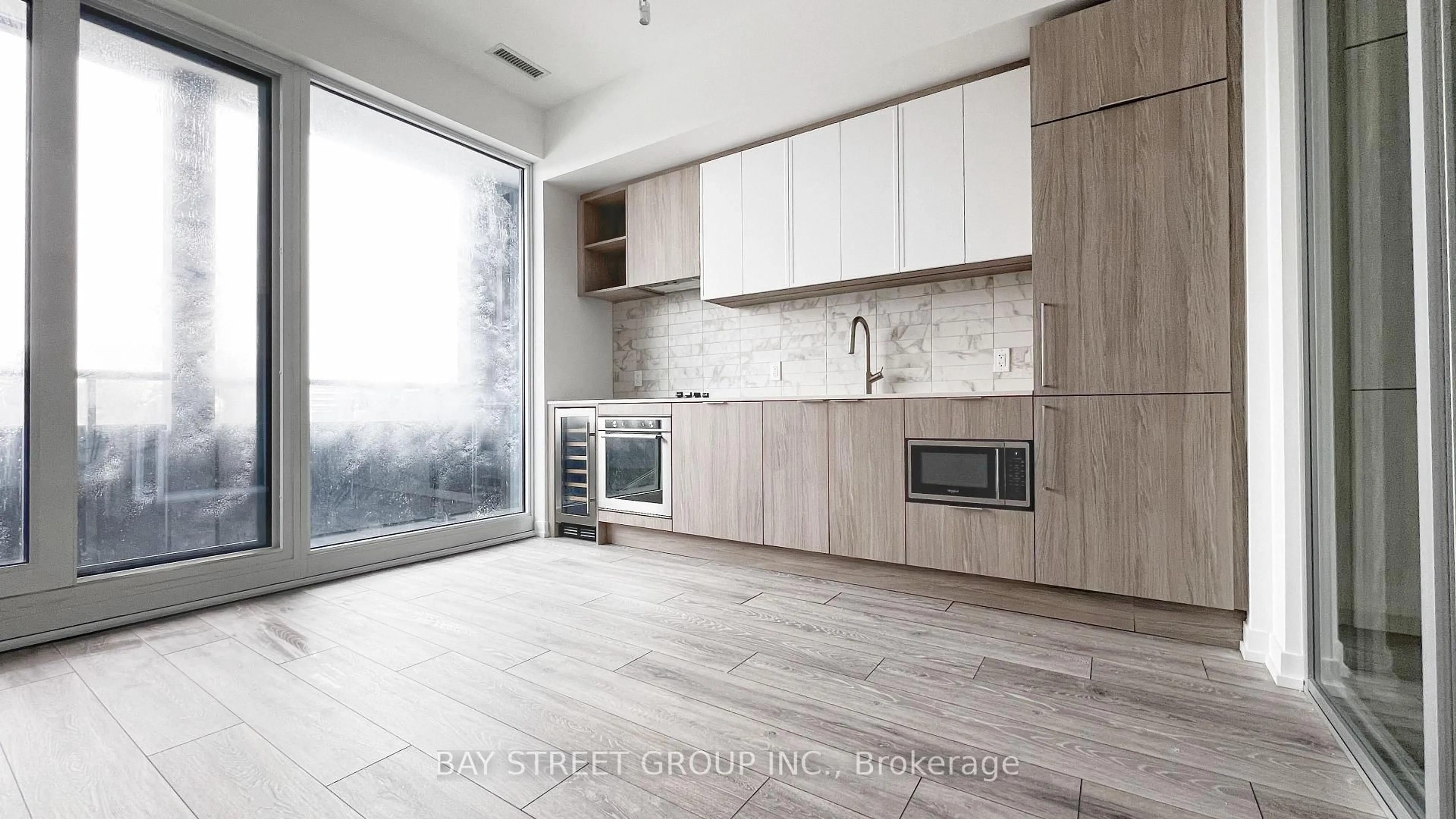 Open concept kitchen, ceramic/tile floor for 2020 Bathurst St #821, Toronto Ontario M5P 0A6