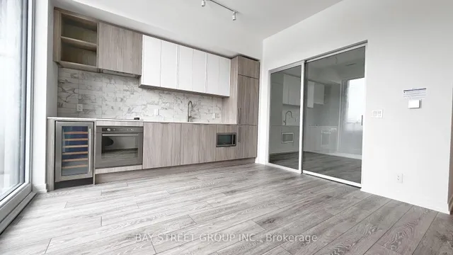 2020 Bathurst St #821, Toronto 4