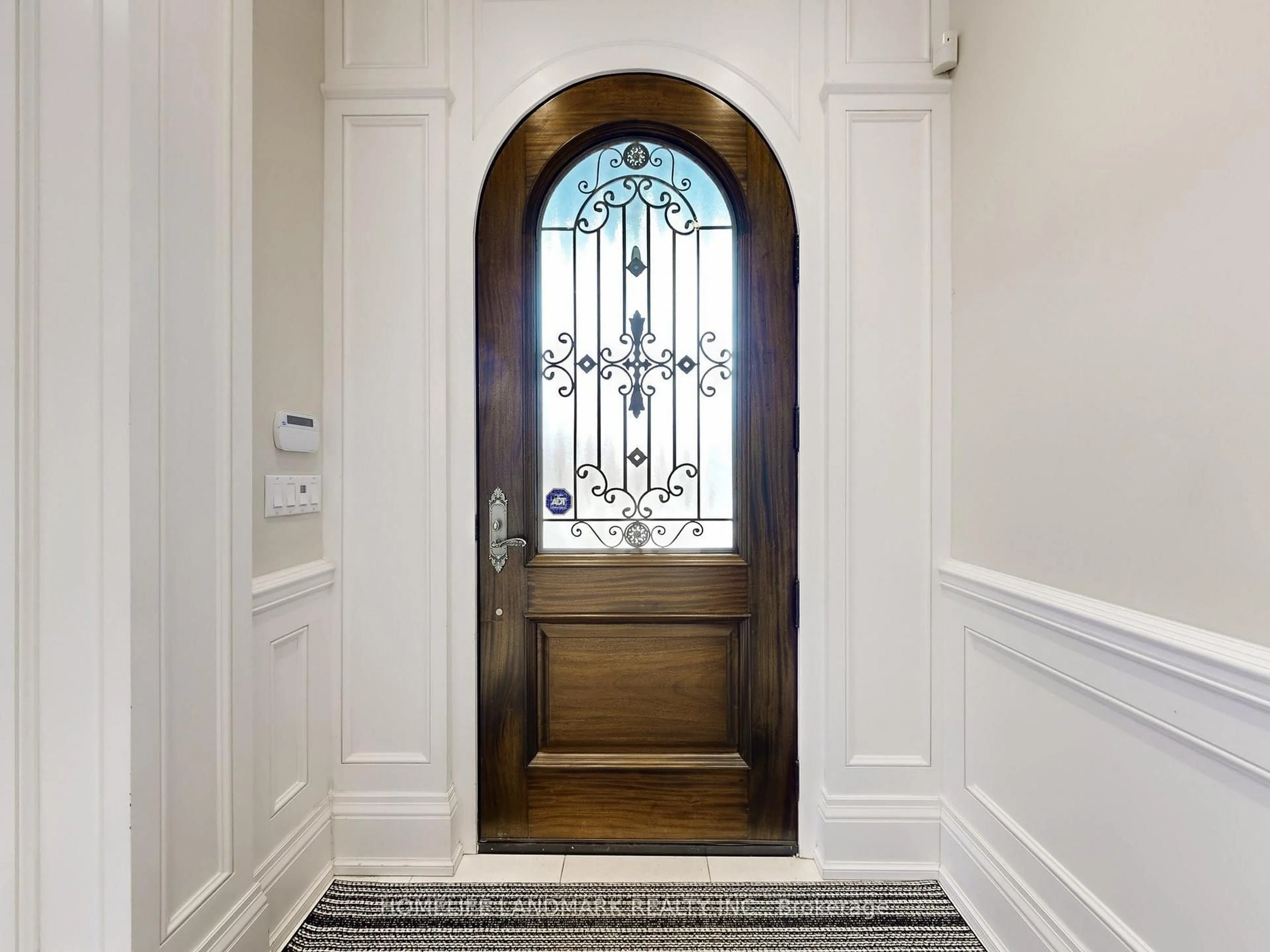 Indoor entryway for 342 Hillcrest Ave, Toronto Ontario M2N 3P6