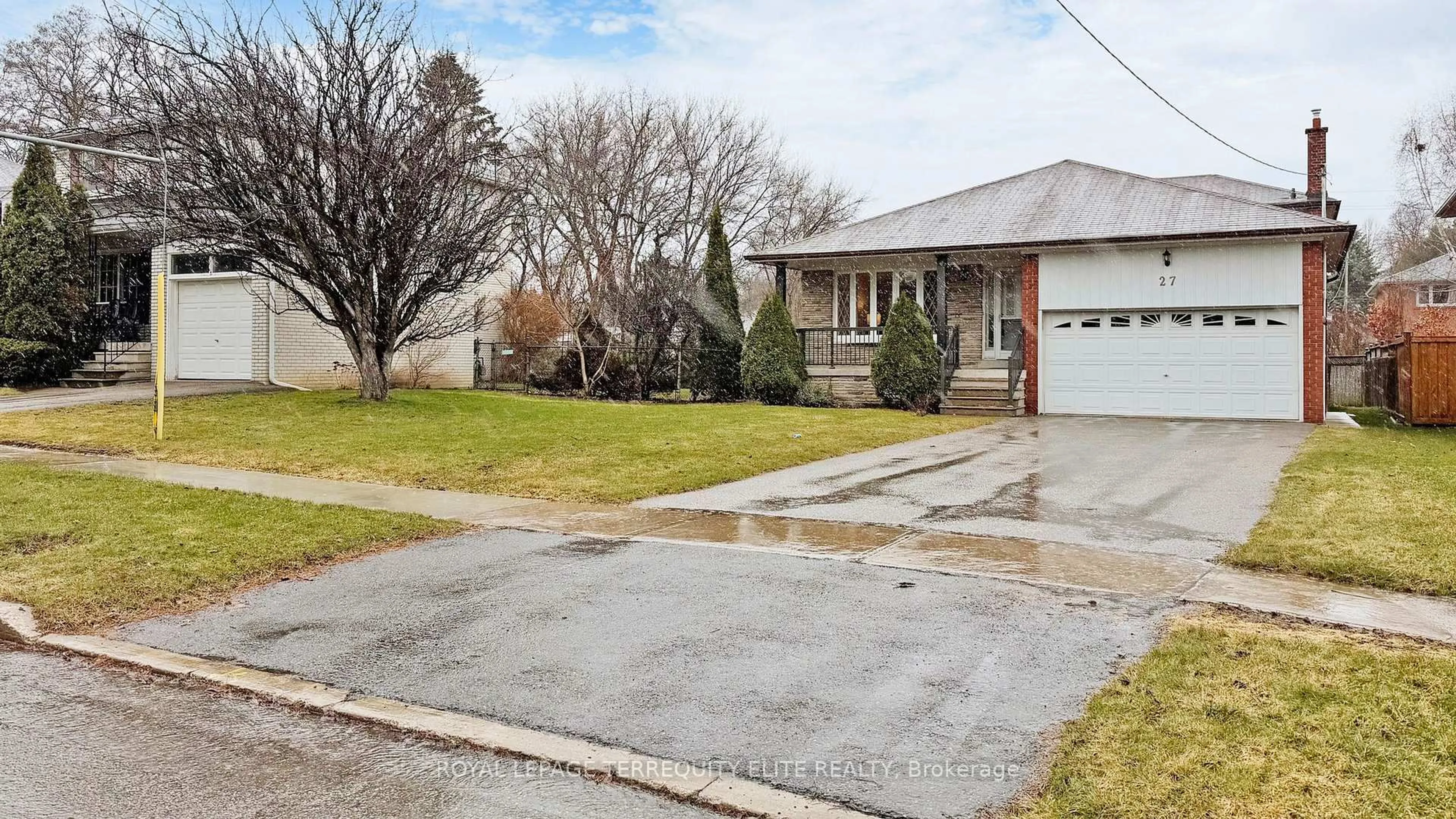 A pic from outside/outdoor area/front of a property/back of a property/a pic from drone, street for 27 Doverwood Crt, Toronto Ontario M2M 2G6