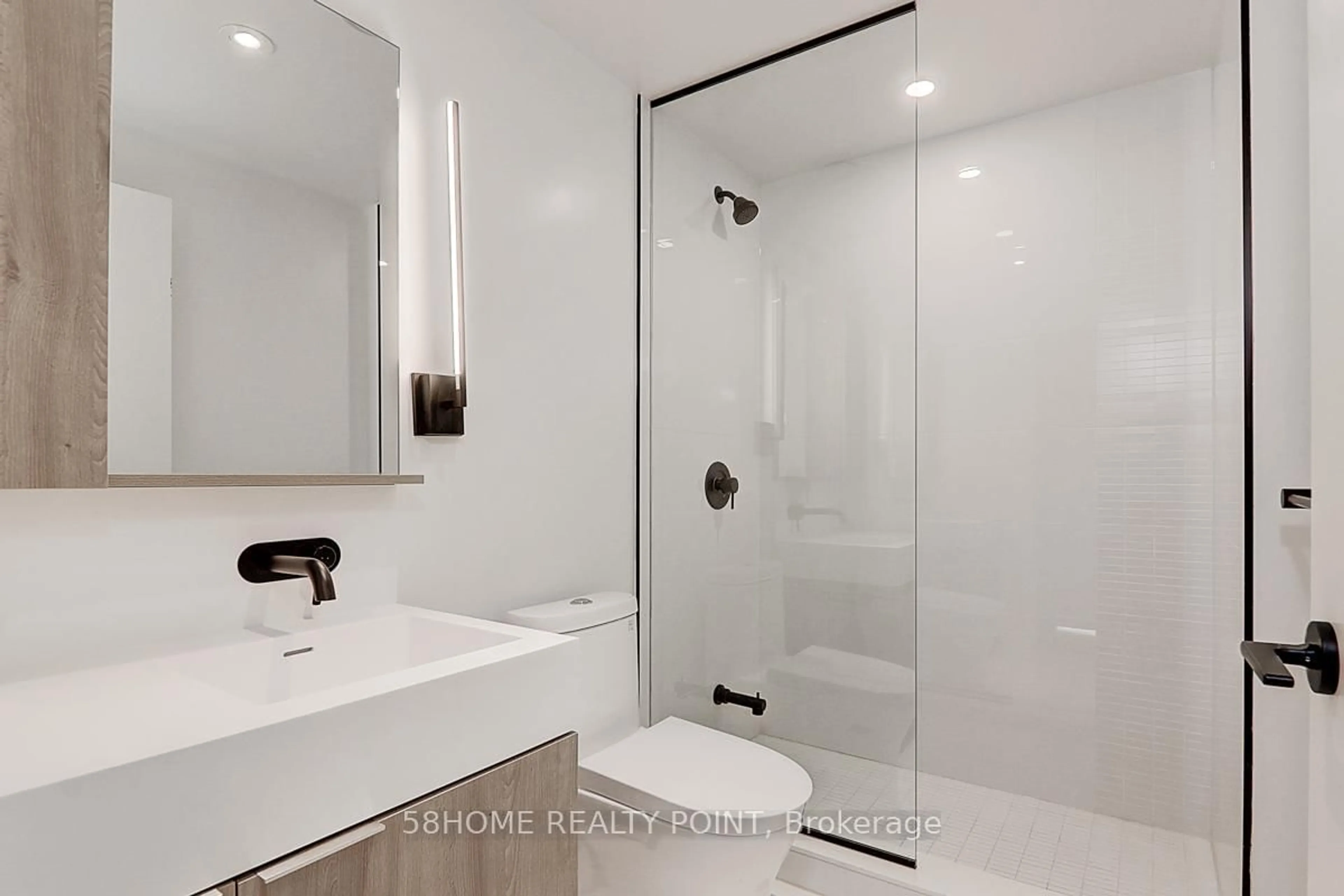 Contemporary bathroom, ceramic/tile floor for 127 Broadway Ave #612S, Toronto Ontario M4P 1V4