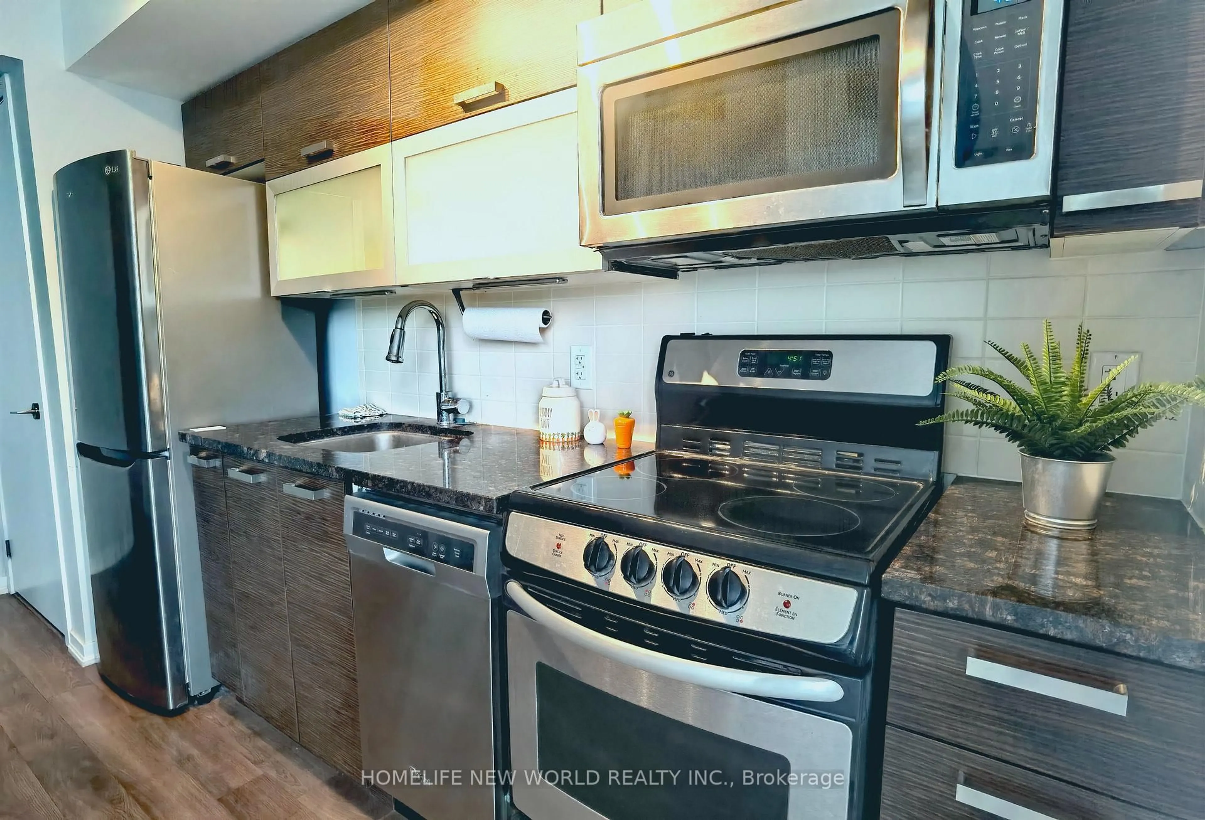 Standard kitchen, wood/laminate floor for 68 Abell St #1017, Toronto Ontario M6J 0B1