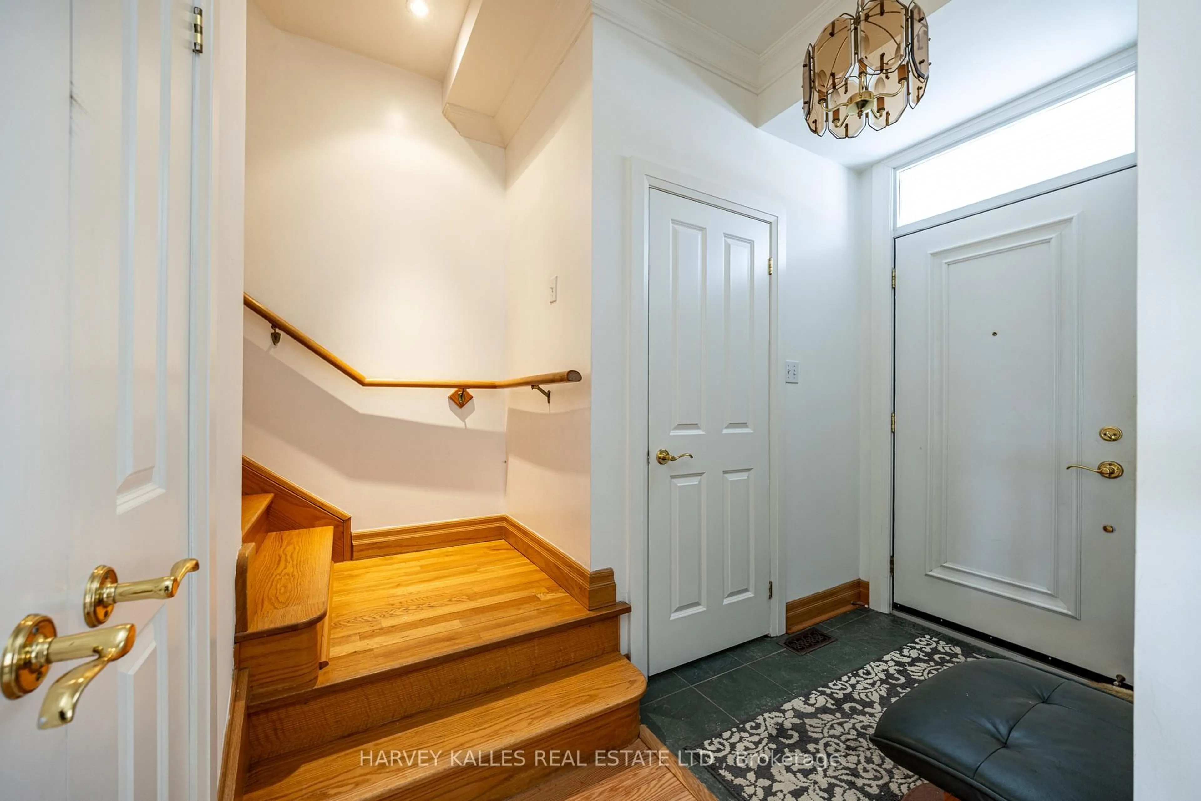 Indoor entryway for 51 Shaftesbury Ave, Toronto Ontario M4T 3B3