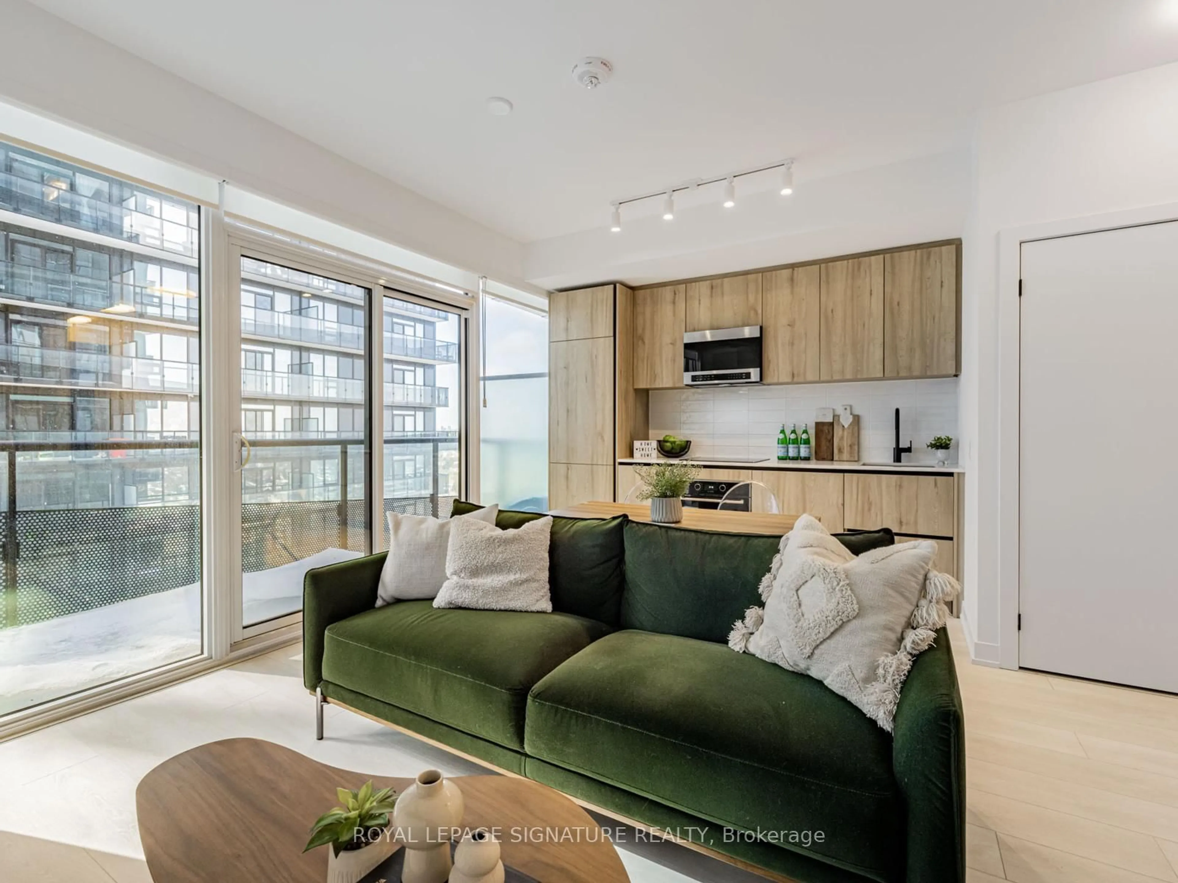 Living room with furniture, unknown for 127 Broadway Ave #2307, Toronto Ontario M4P 1V4