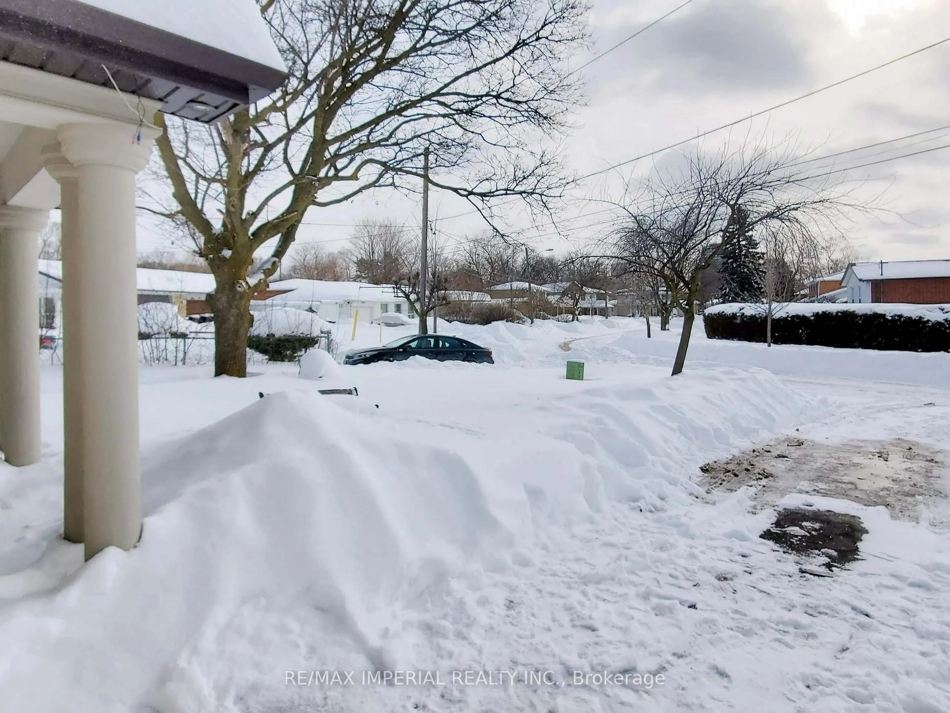 A pic from outside/outdoor area/front of a property/back of a property/a pic from drone, street for 35 Waddington Cres, Toronto Ontario M2J 2Z9