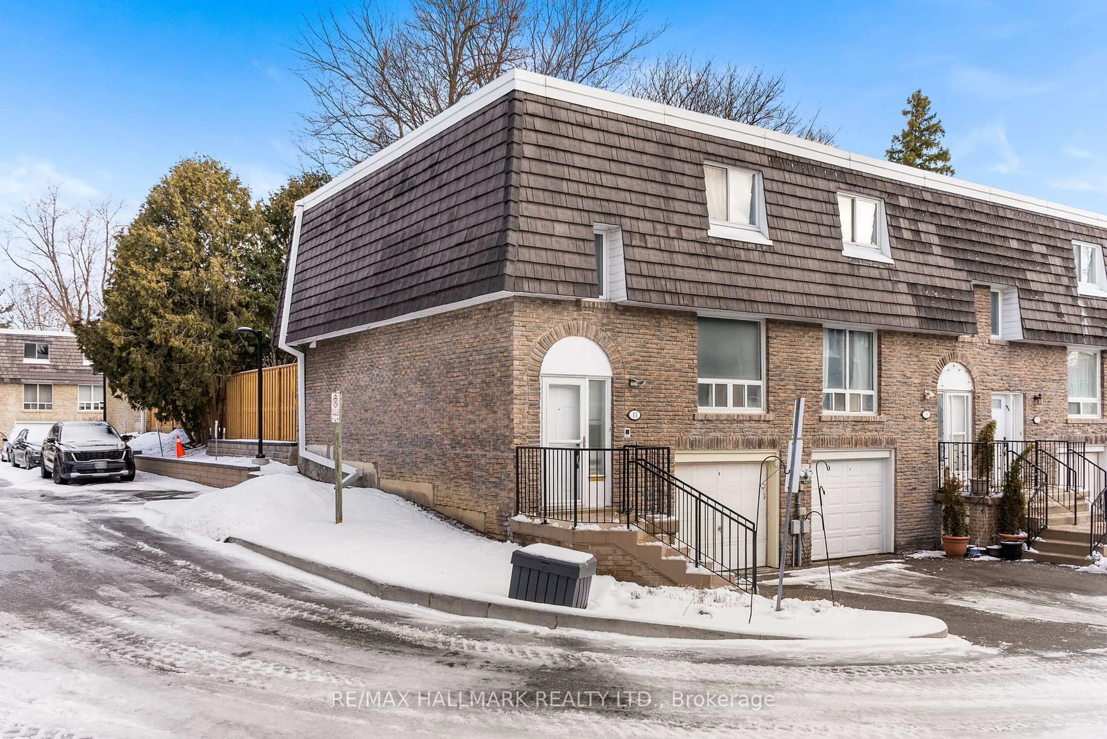 A pic from outside/outdoor area/front of a property/back of a property/a pic from drone, street for 11 Tangle Briar Way, Toronto Ontario M2J 2M5