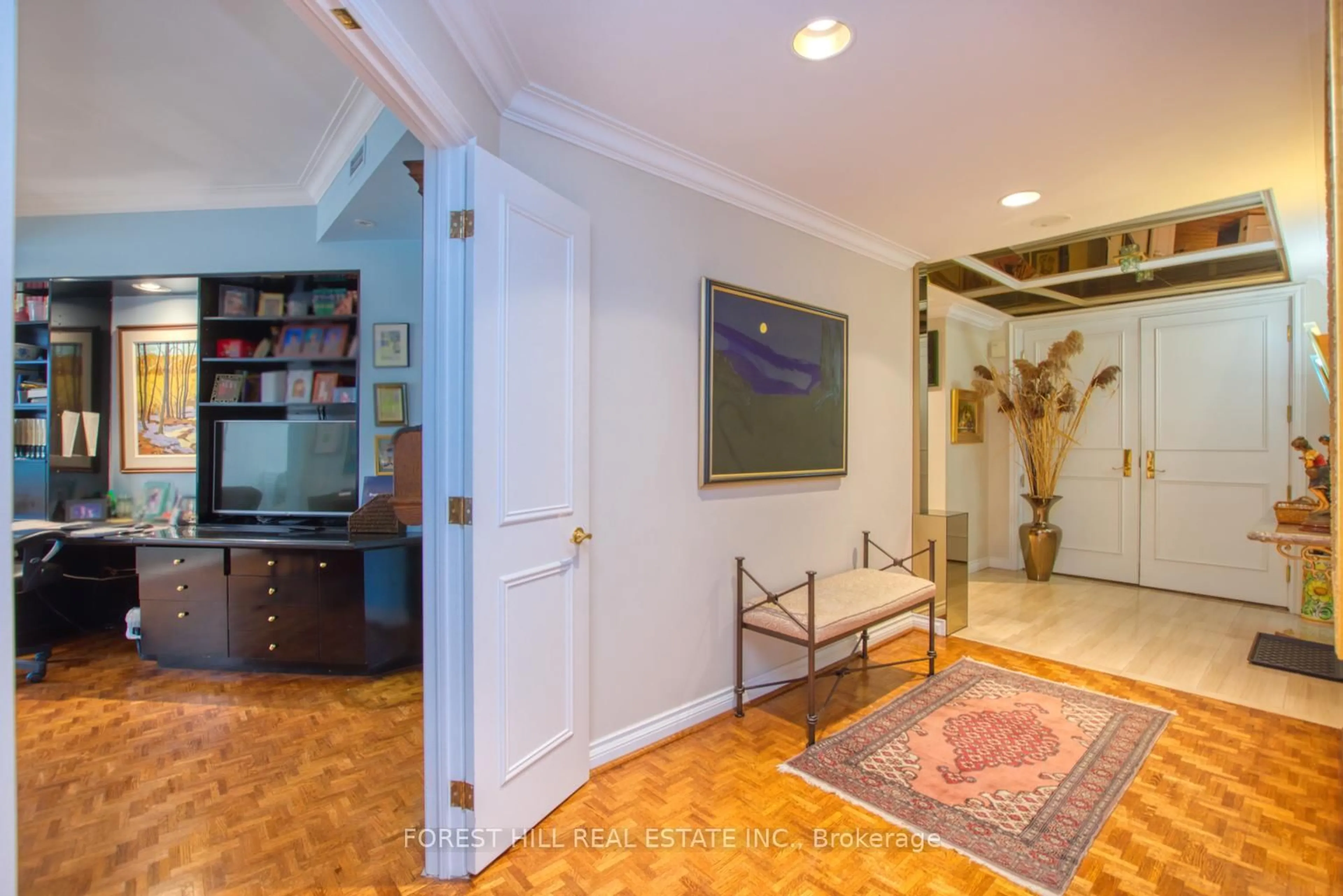 Indoor entryway for 342 Spadina Rd #201, Toronto Ontario M5P 2V4