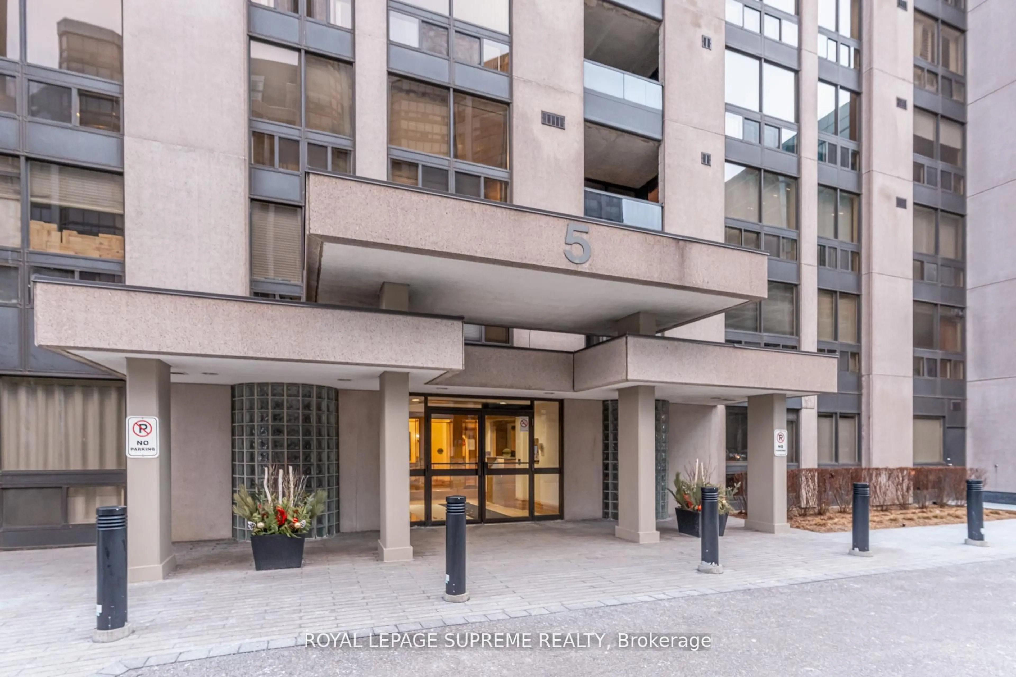 Indoor foyer for 5 Kenneth Ave #1804, Toronto Ontario M2N 6M7