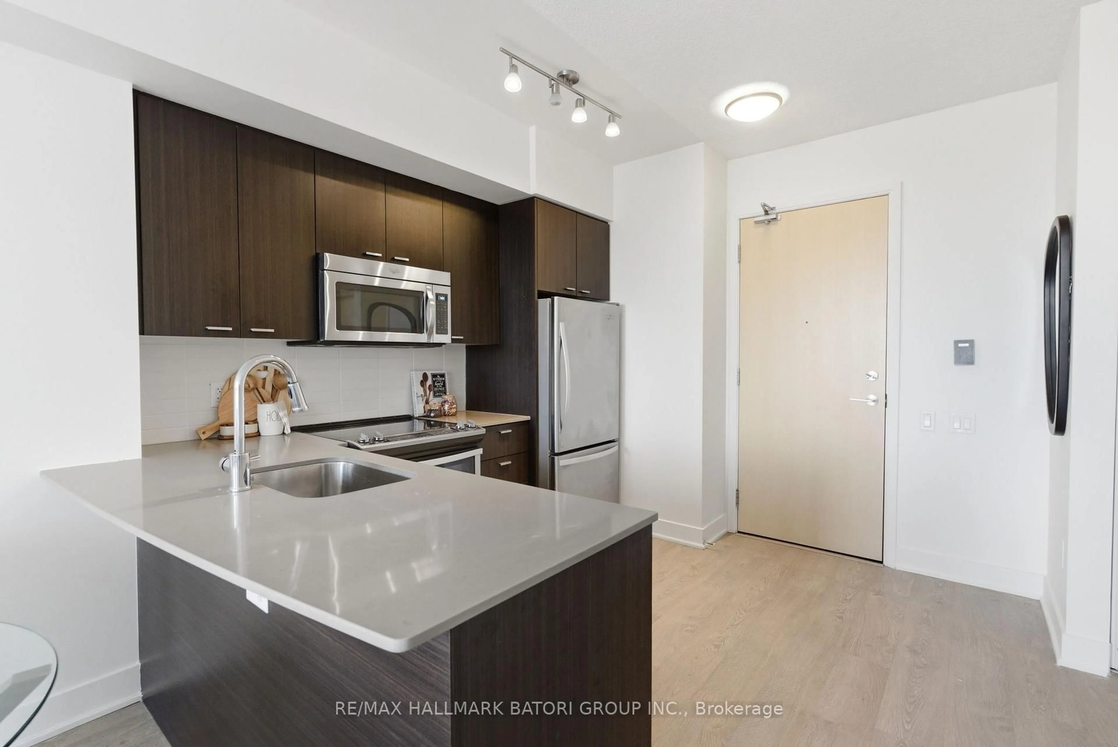 Standard kitchen, unknown for 30 Roehampton Ave #706, Toronto Ontario M4P 0B9