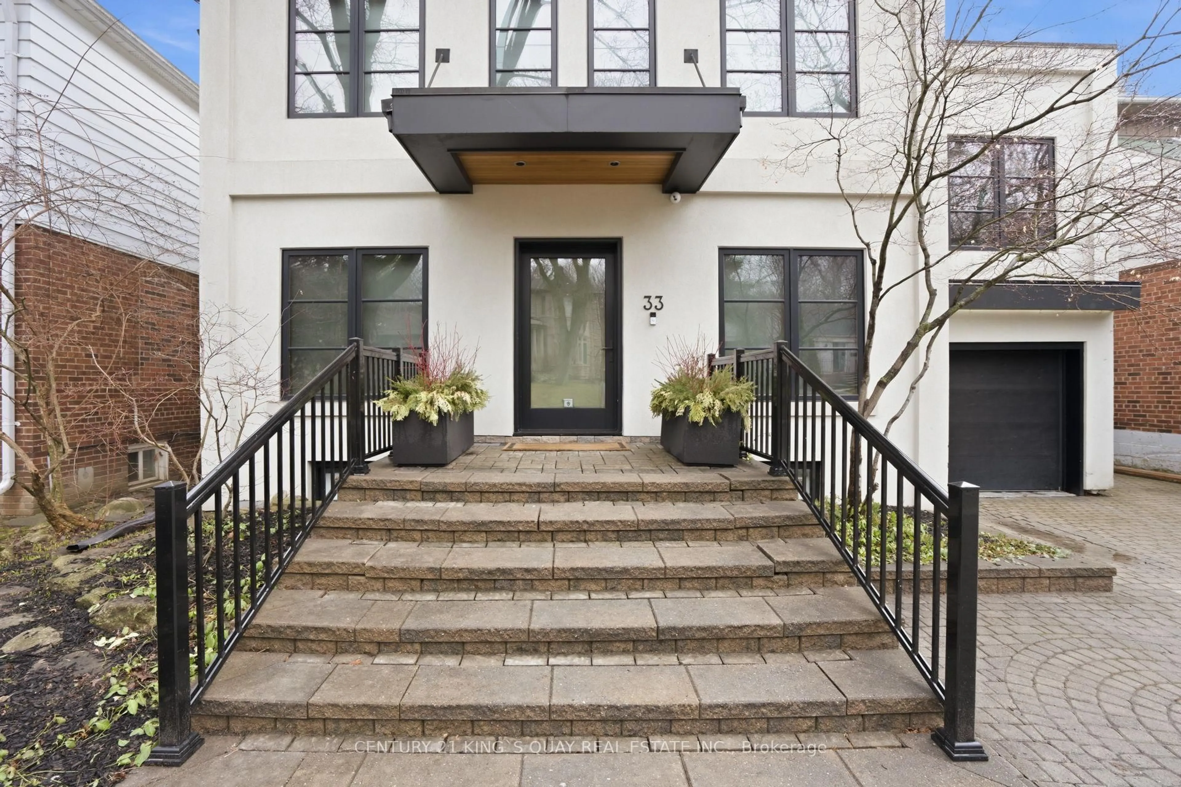 Indoor entryway for 33 Nesbitt Dr, Toronto Ontario M4W 2G2