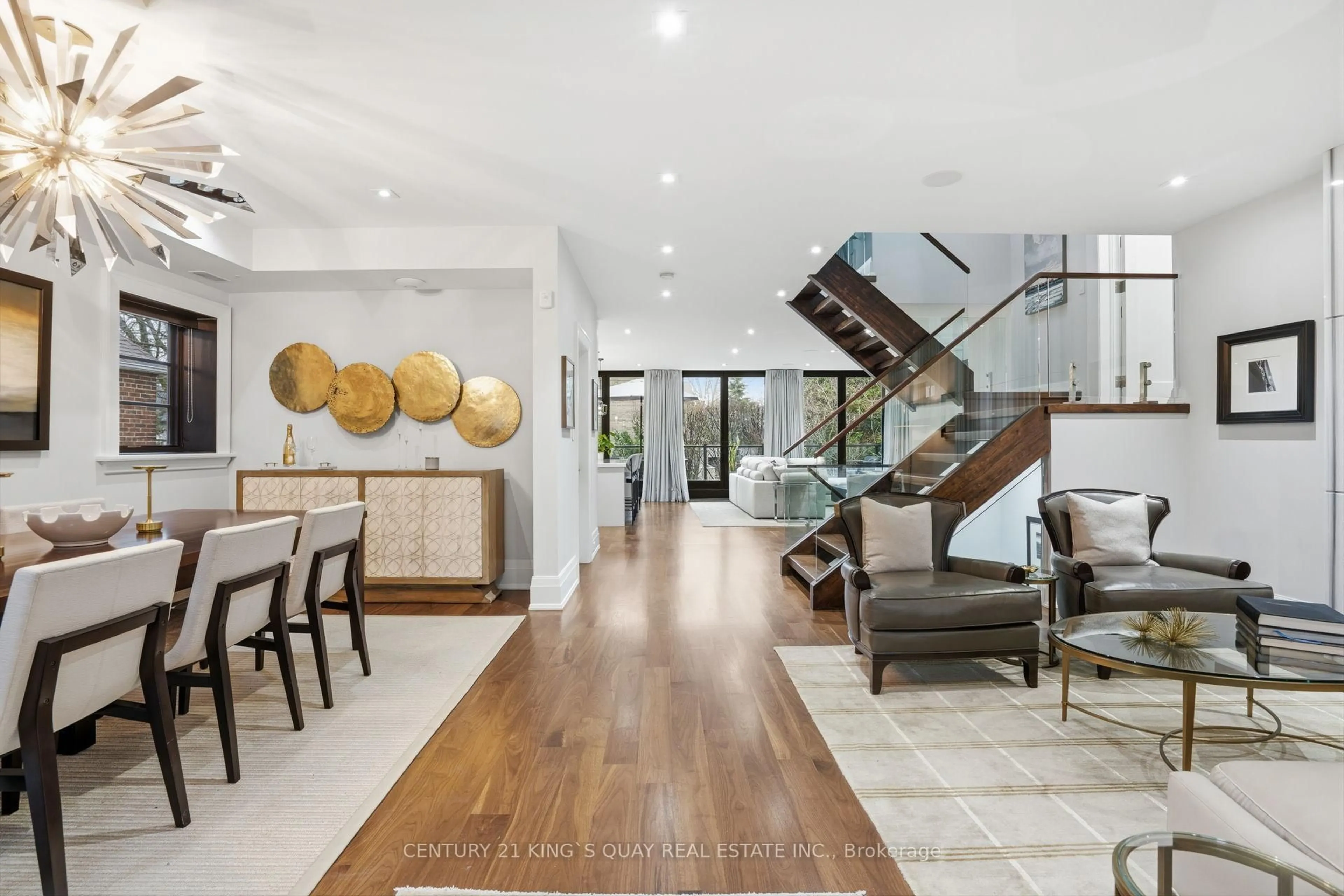 Indoor foyer for 33 Nesbitt Dr, Toronto Ontario M4W 2G2