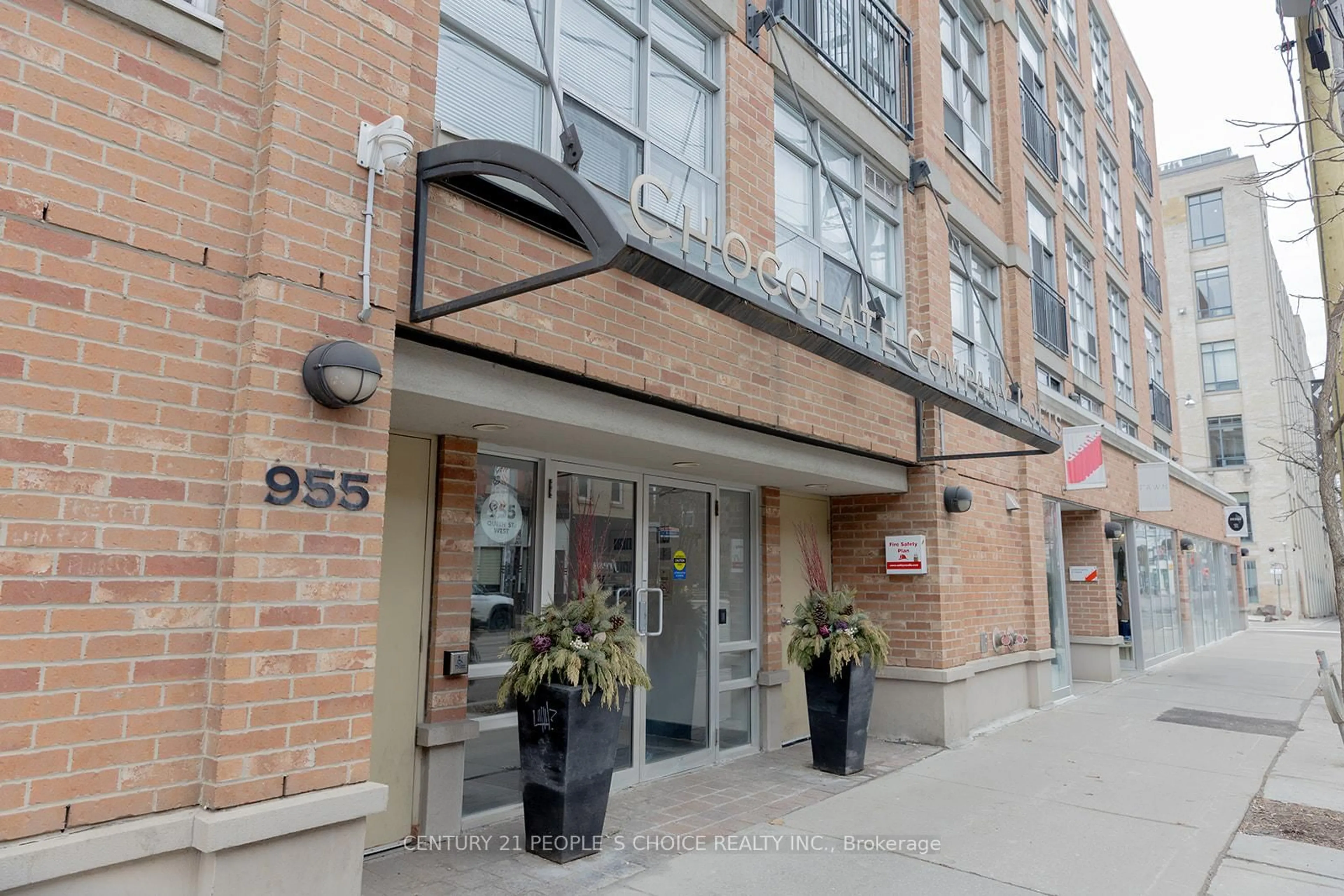 Indoor foyer for 955 Queen St #228, Toronto Ontario M6J 3X5