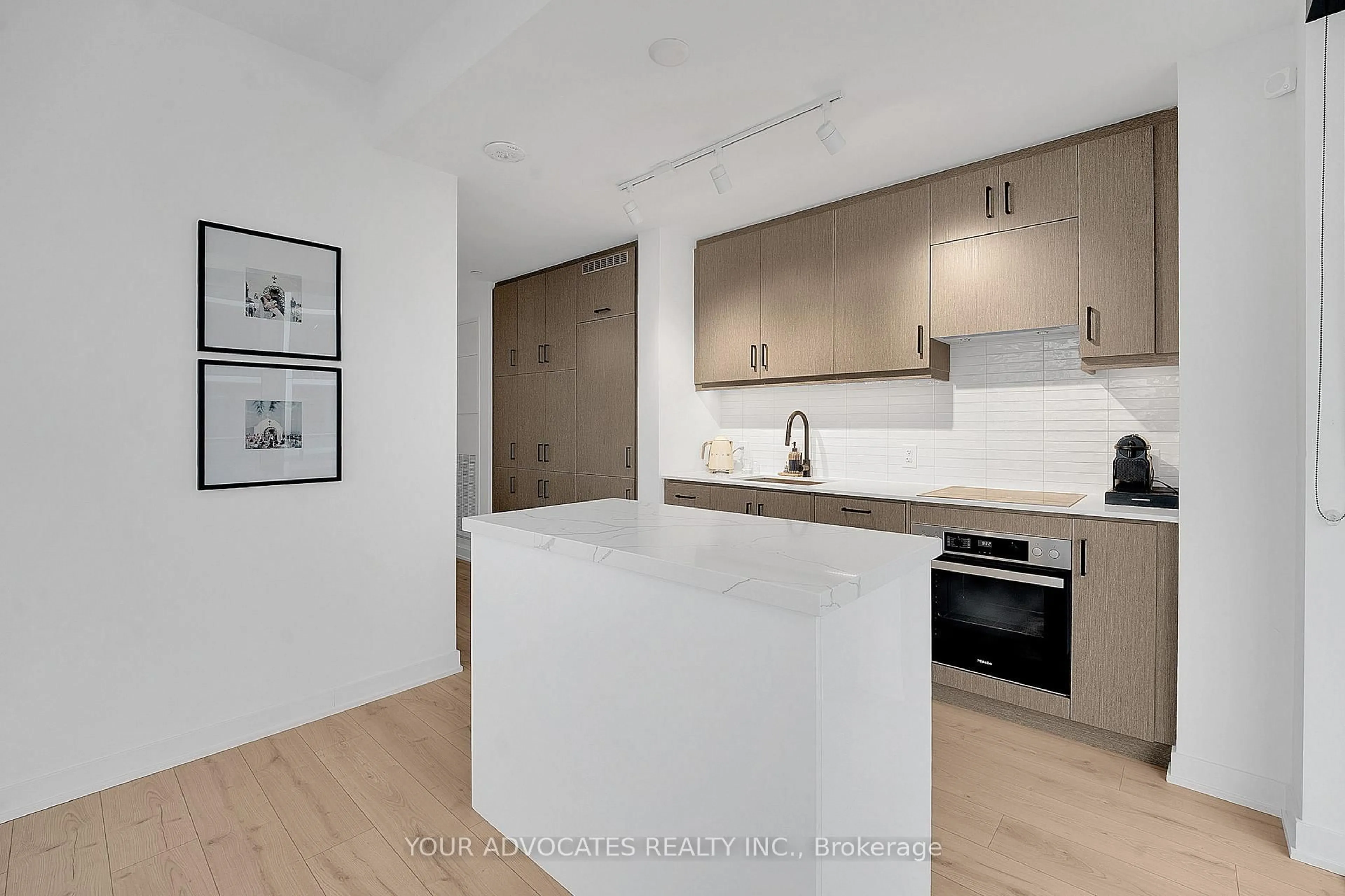 Unknown for 9 Tecumseth St #902, Toronto Ontario M5G 3V4