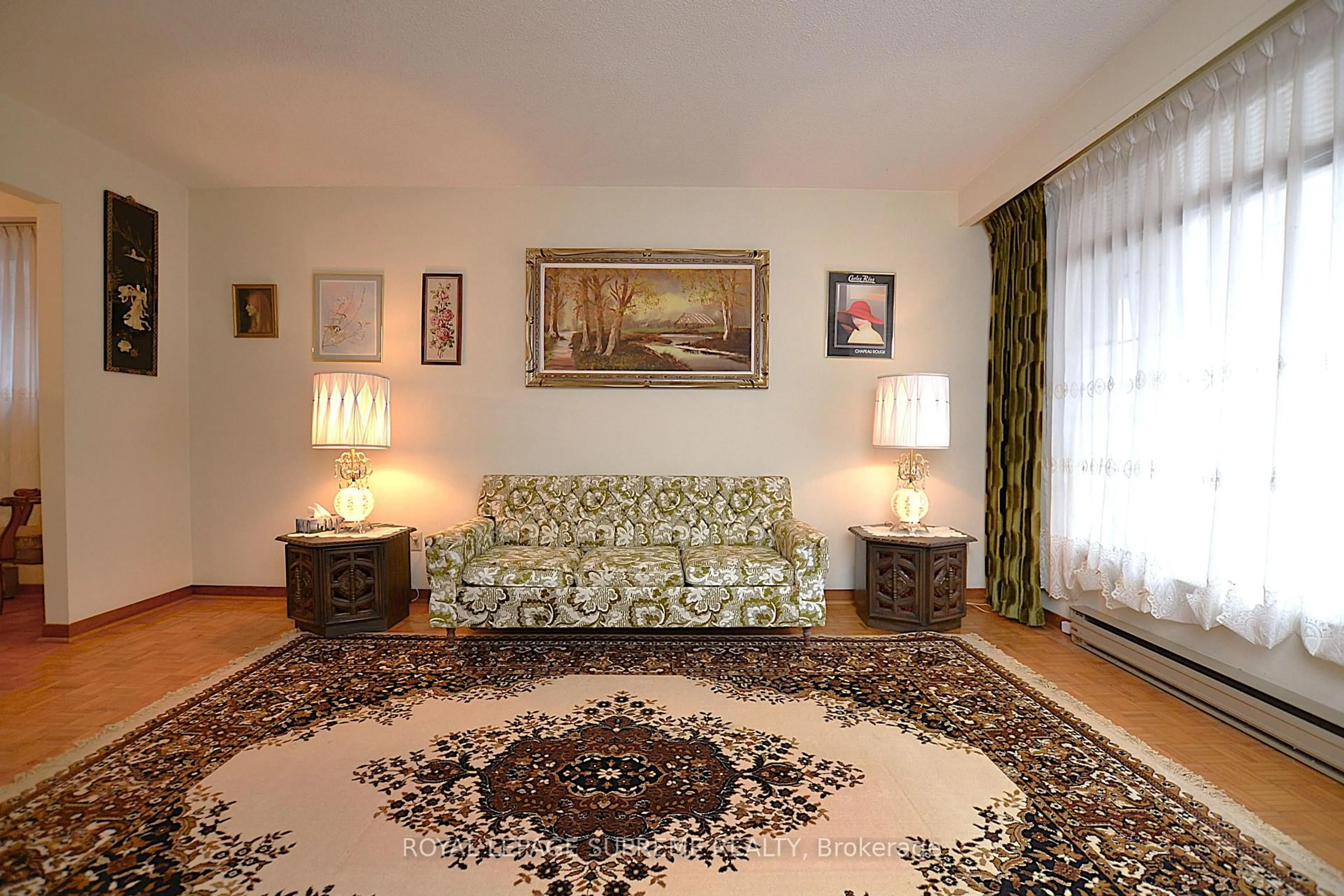 Living room with furniture, carpet floor for 564 Christie St, Toronto Ontario M6G 3E2