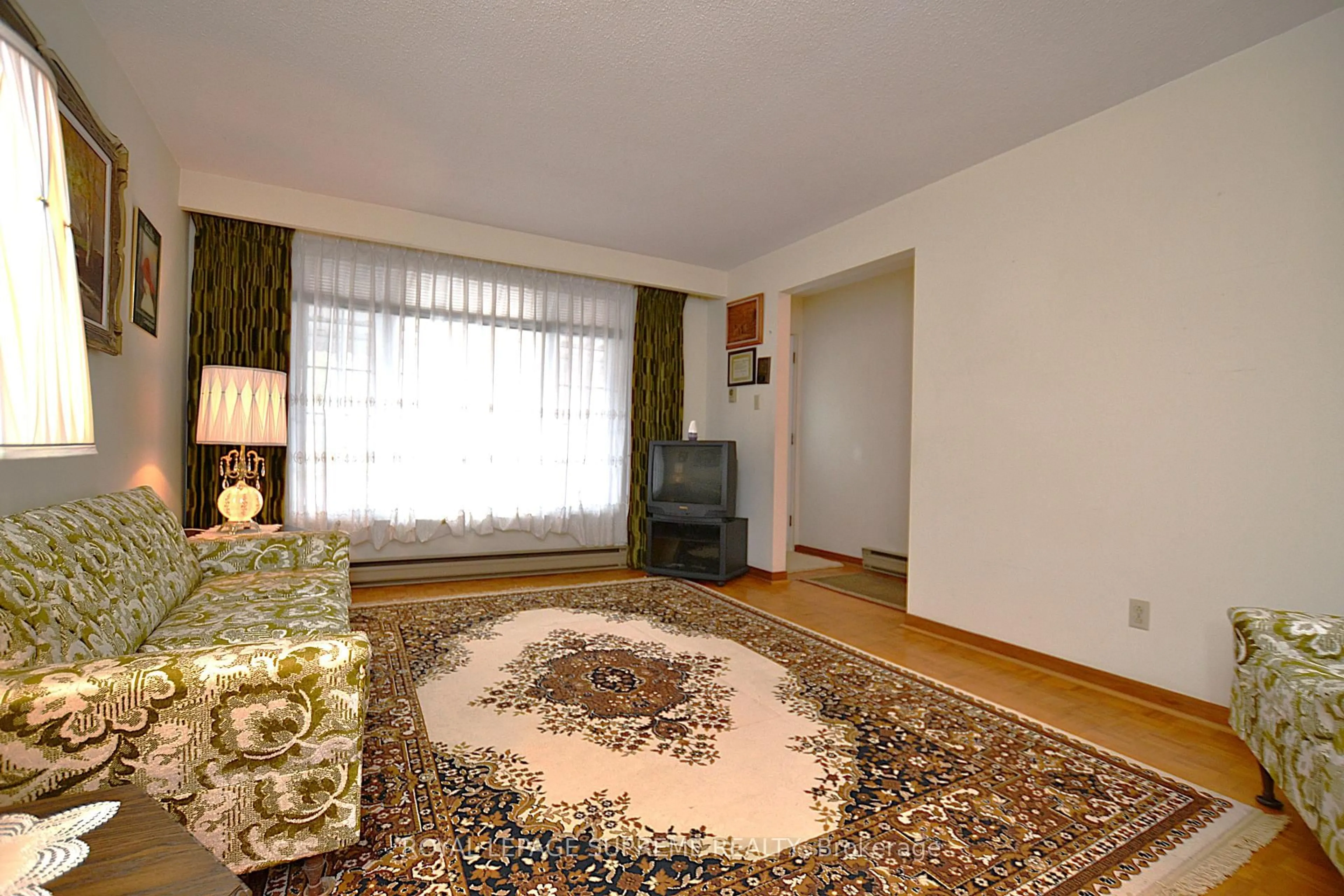 Living room with furniture, carpet floor for 564 Christie St, Toronto Ontario M6G 3E2