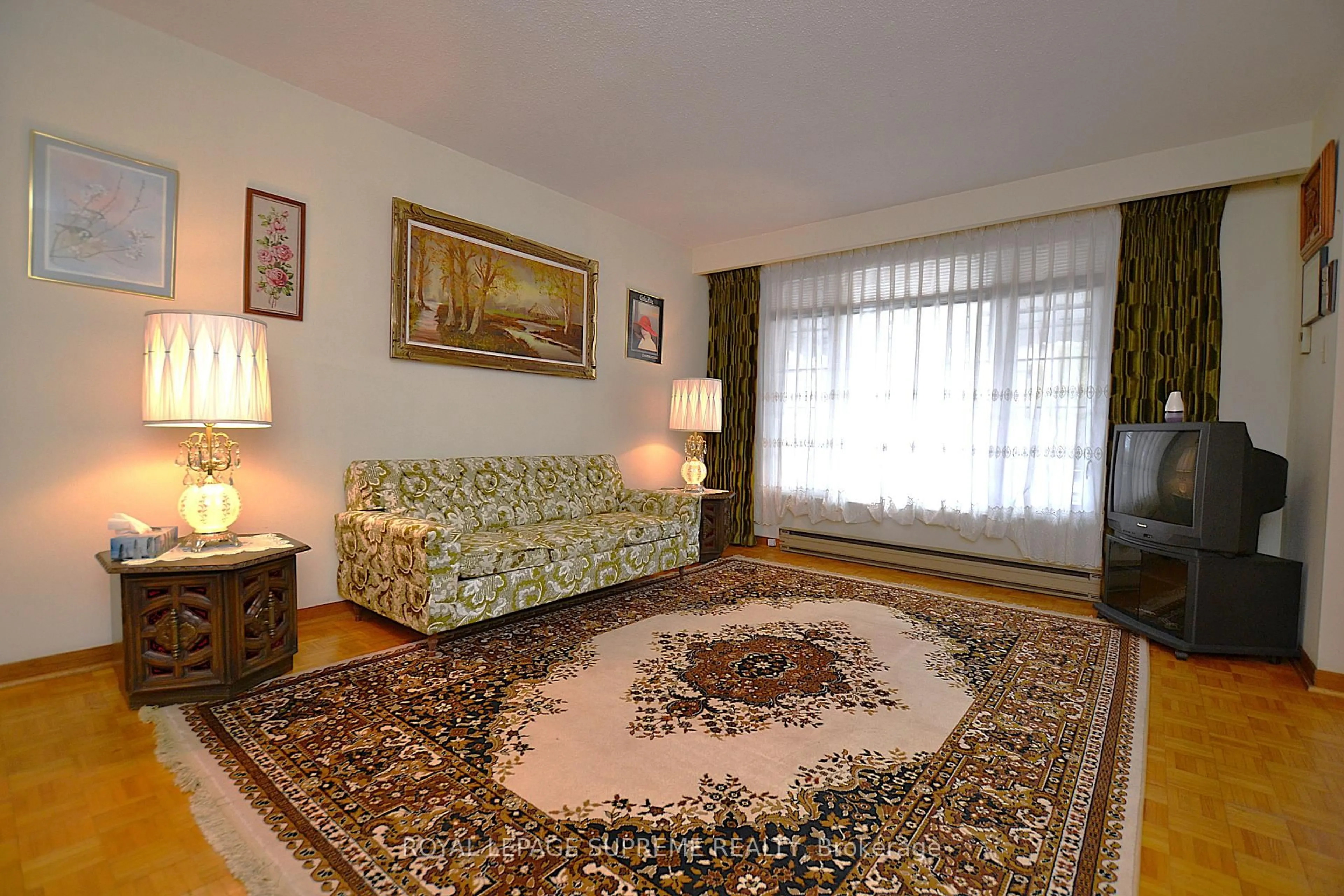 Living room with furniture, carpet floor for 564 Christie St, Toronto Ontario M6G 3E2