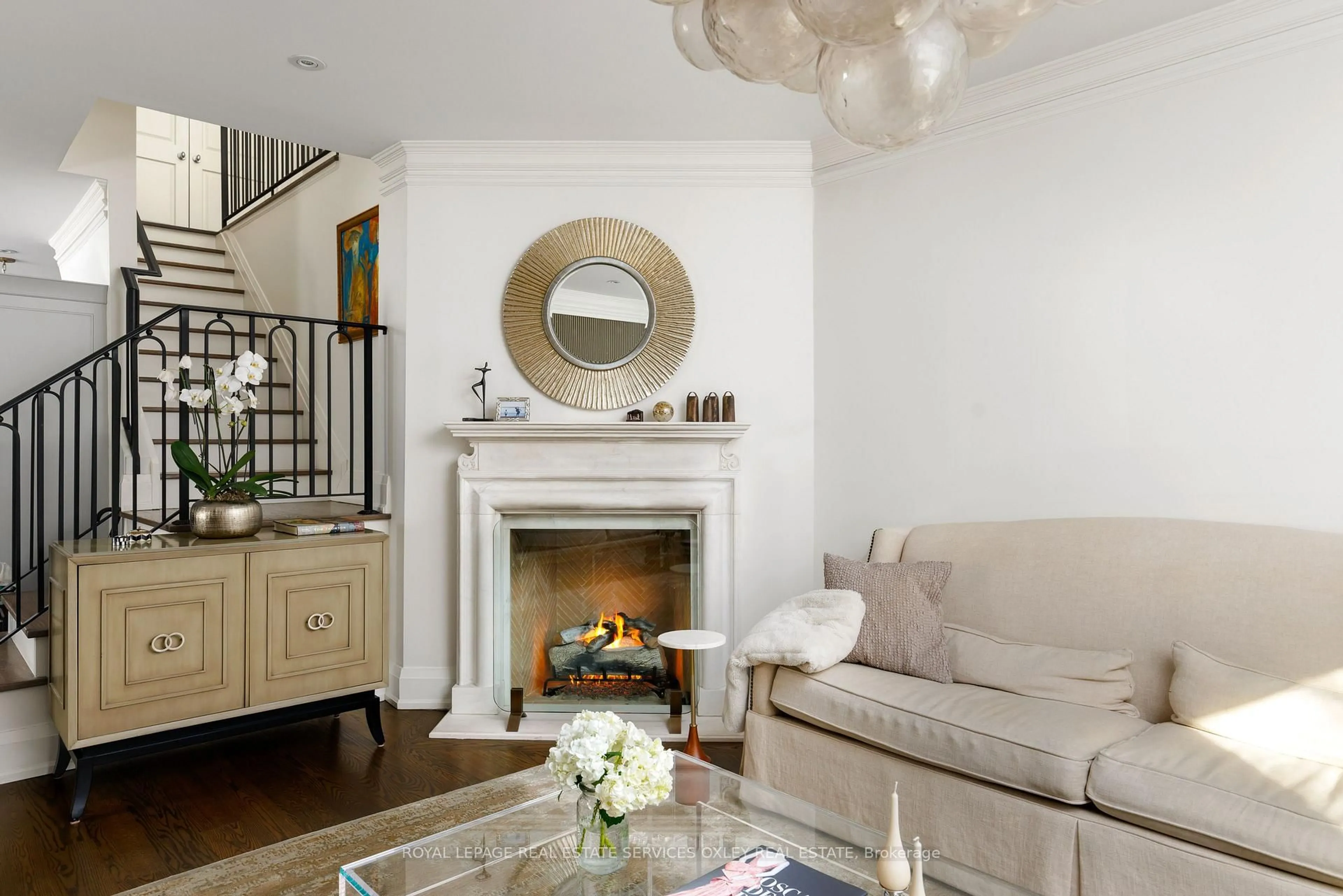 Living room with furniture, unknown for 106 Highland Ave, Toronto Ontario M4W 2A6