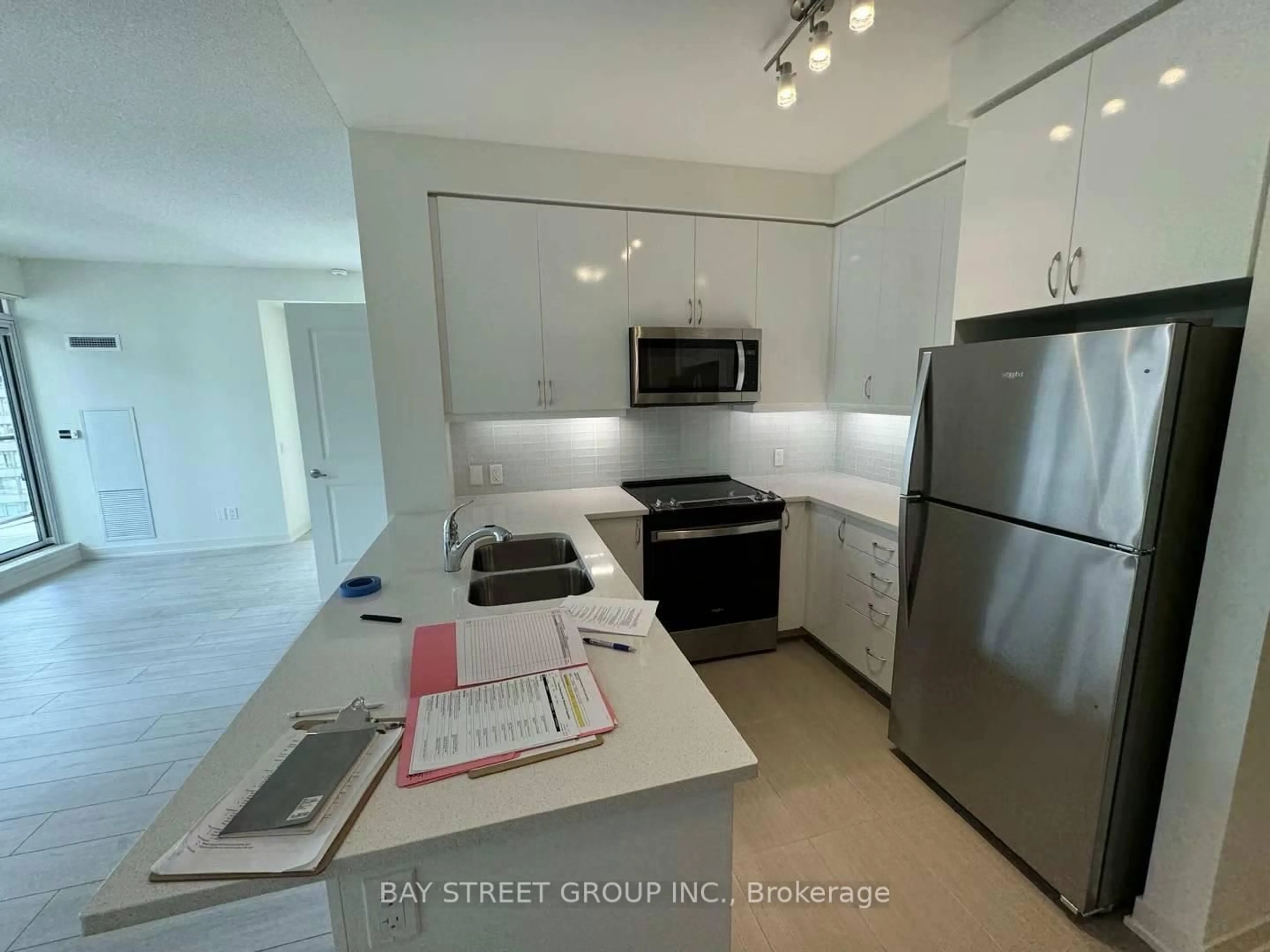 Standard kitchen, unknown for 4955 Yonge St #1006, Toronto Ontario M2N 0L8