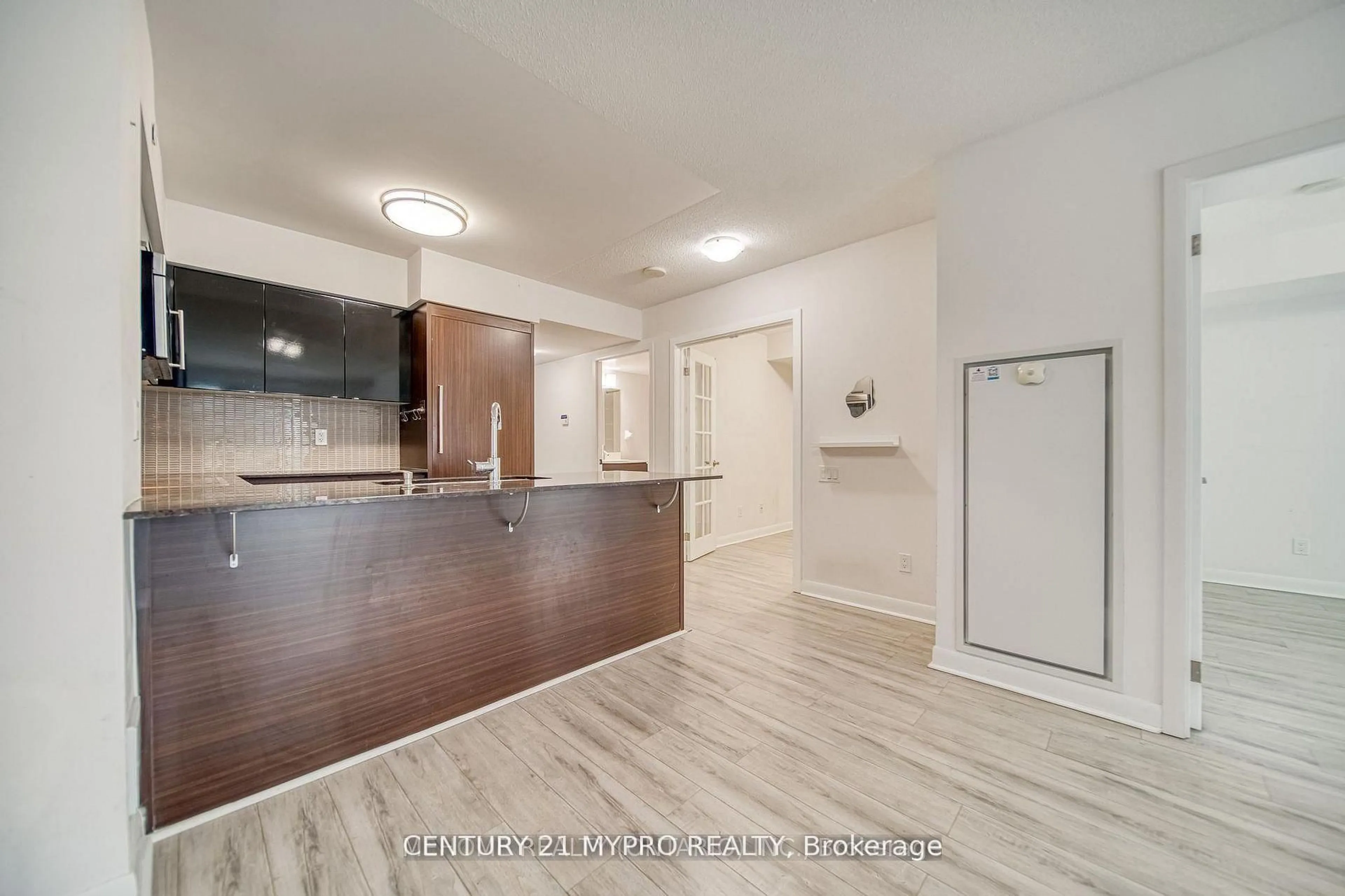 Open concept kitchen, wood/laminate floor for 5168 Yonge St #502, Toronto Ontario M2N 0G1