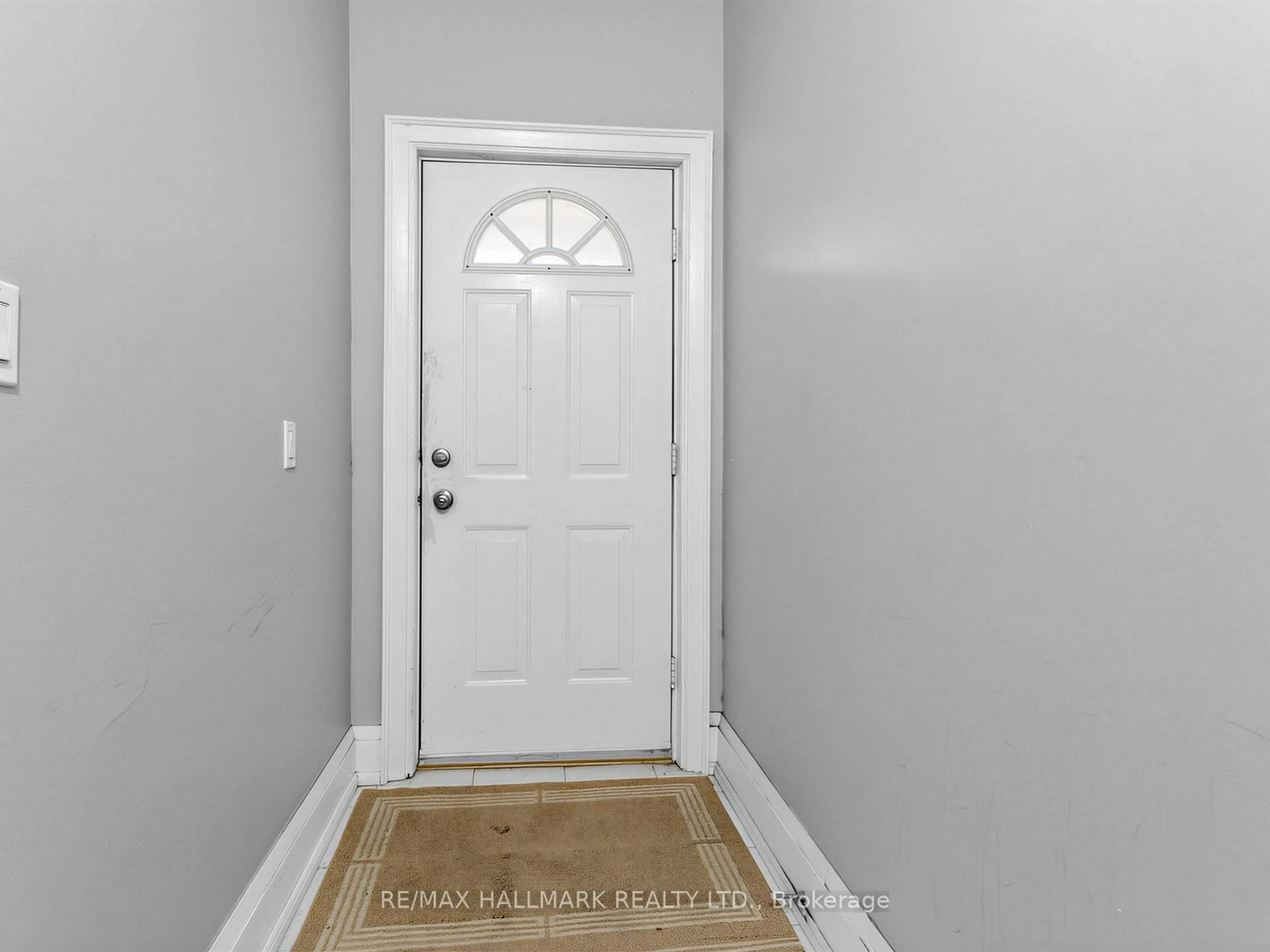 Indoor entryway for 276 Grace St, Toronto Ontario M6G 3A6