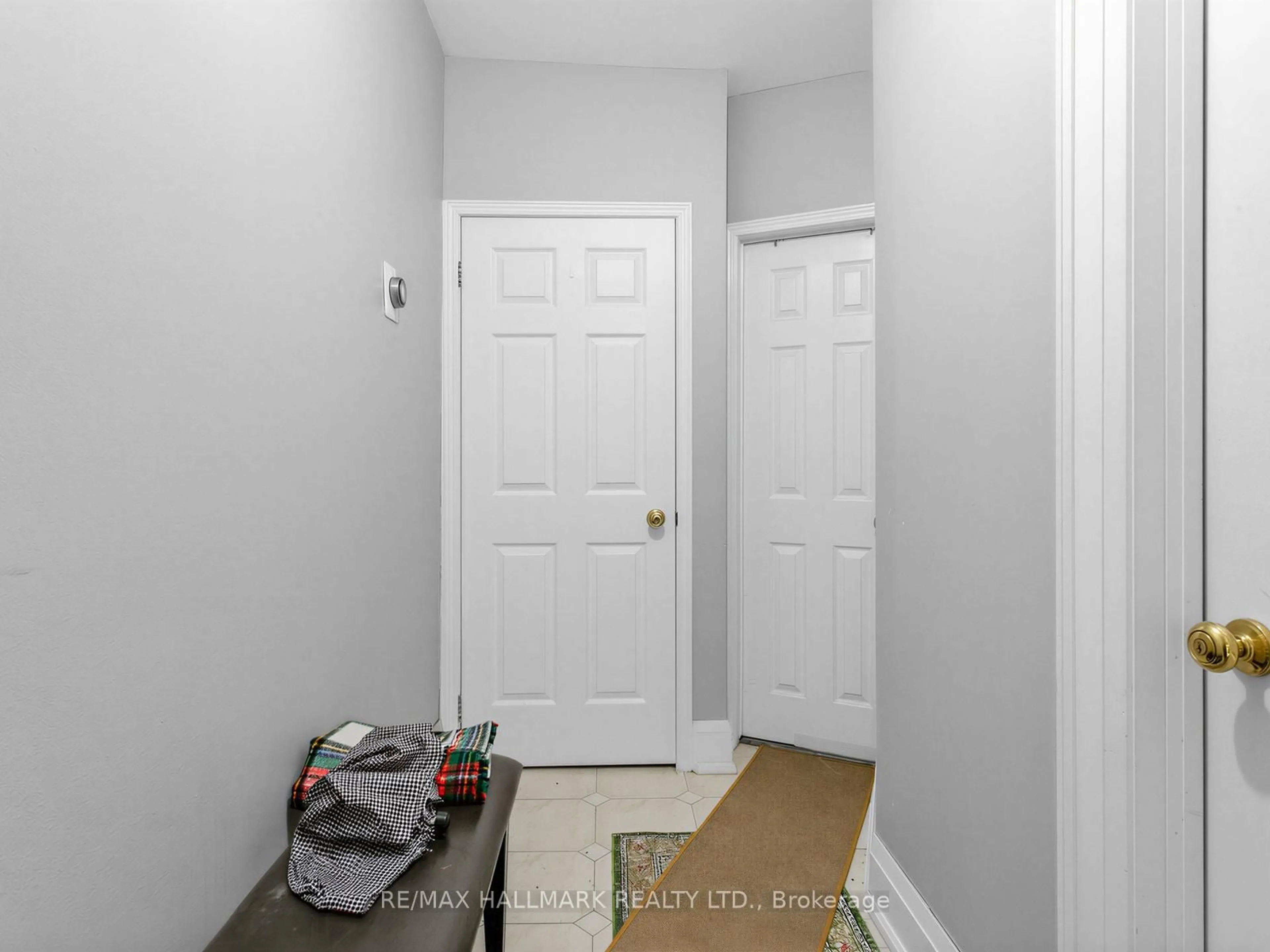 Indoor entryway for 276 Grace St, Toronto Ontario M6G 3A6