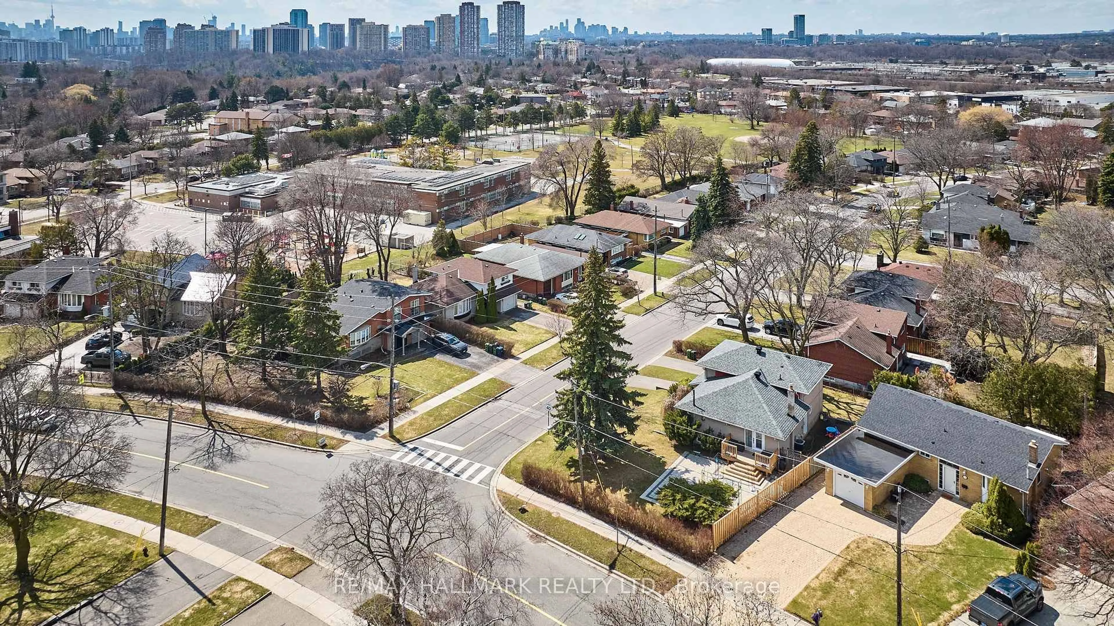 A pic from outside/outdoor area/front of a property/back of a property/a pic from drone, city buildings view from balcony for 194 Sloane Ave, Toronto Ontario M4A 2C6