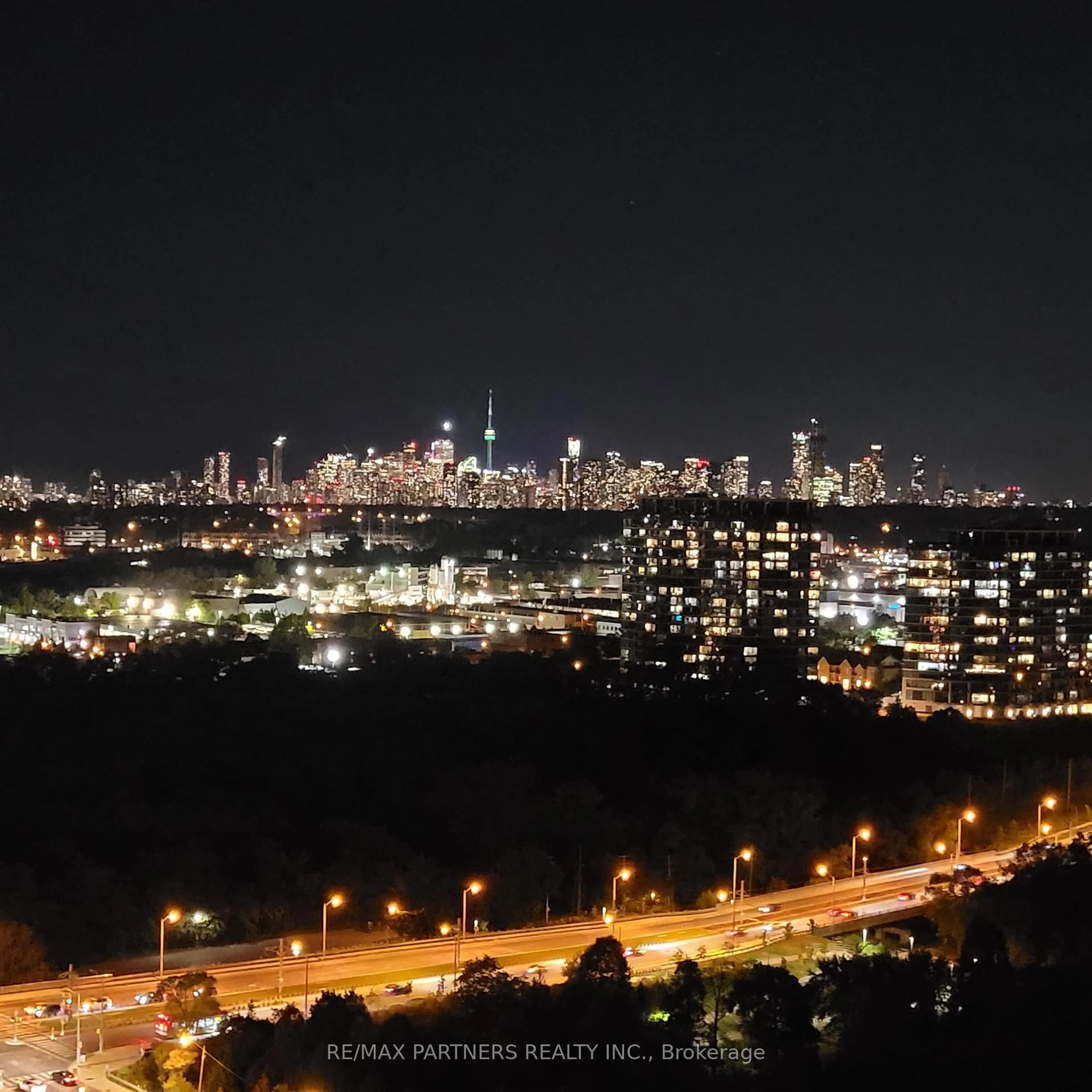 Blurry image for 10 Inn On The Park Dr #2101, Toronto Ontario M3C 0P9