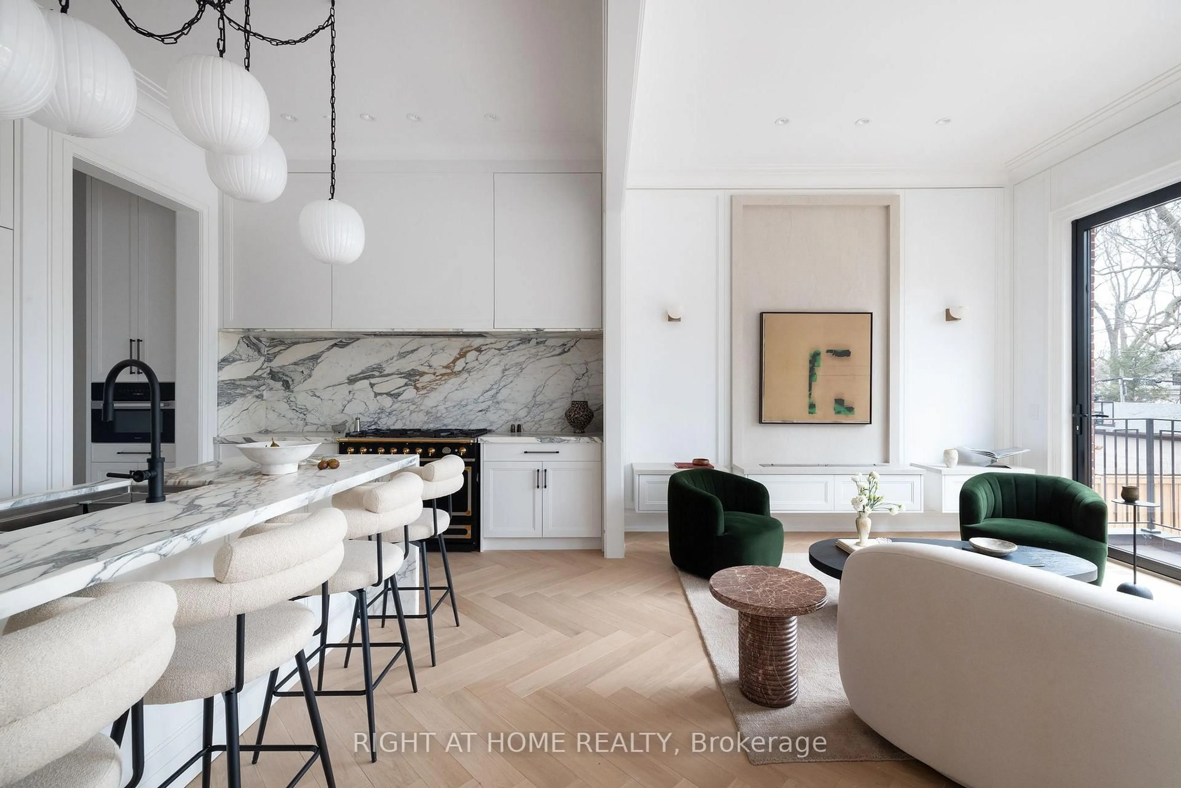 Unknown for 350B Walmer Rd, Toronto Ontario M5R 2Y4