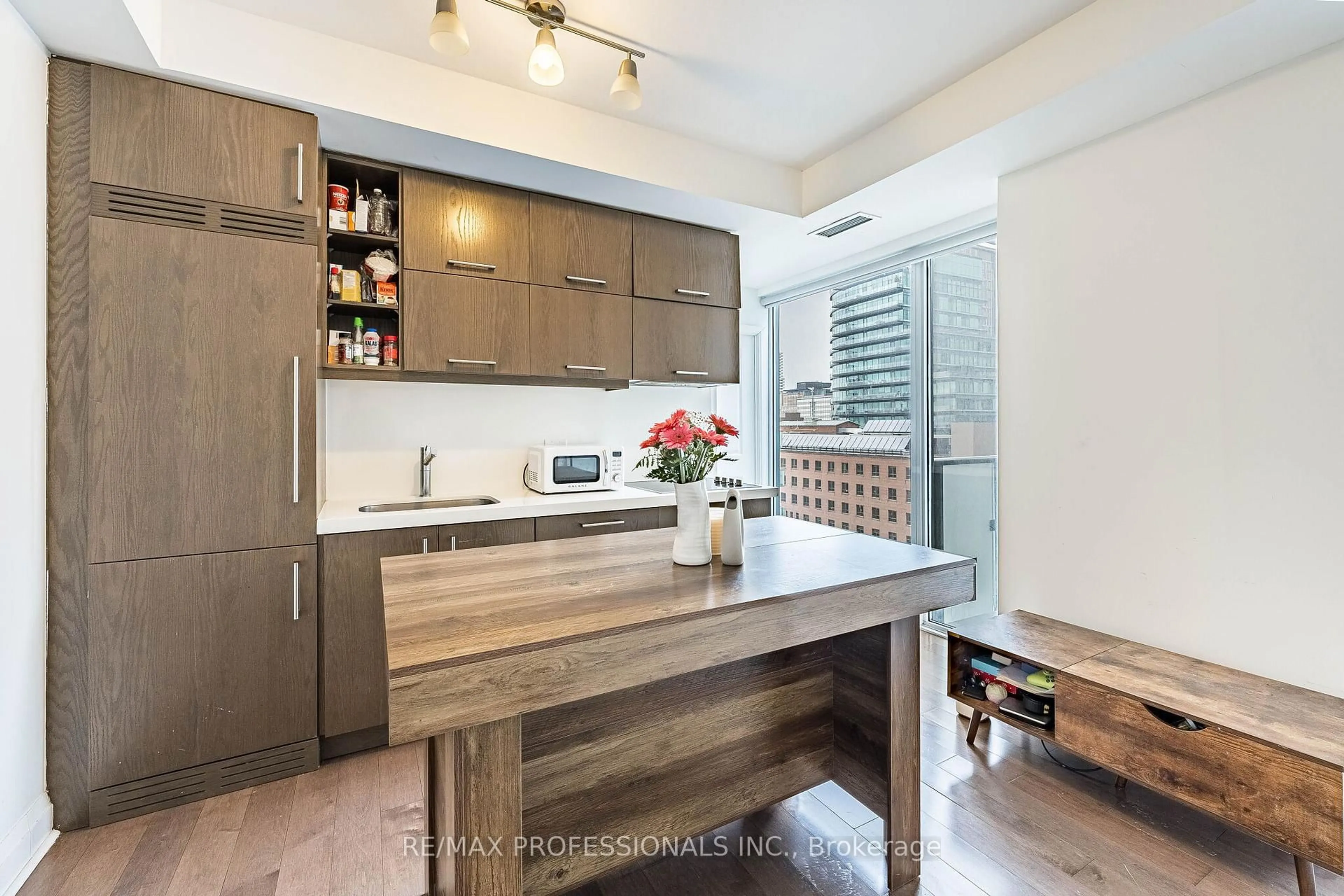 Contemporary kitchen, unknown for 1080 Bay St #708, Toronto Ontario M5S 0A3