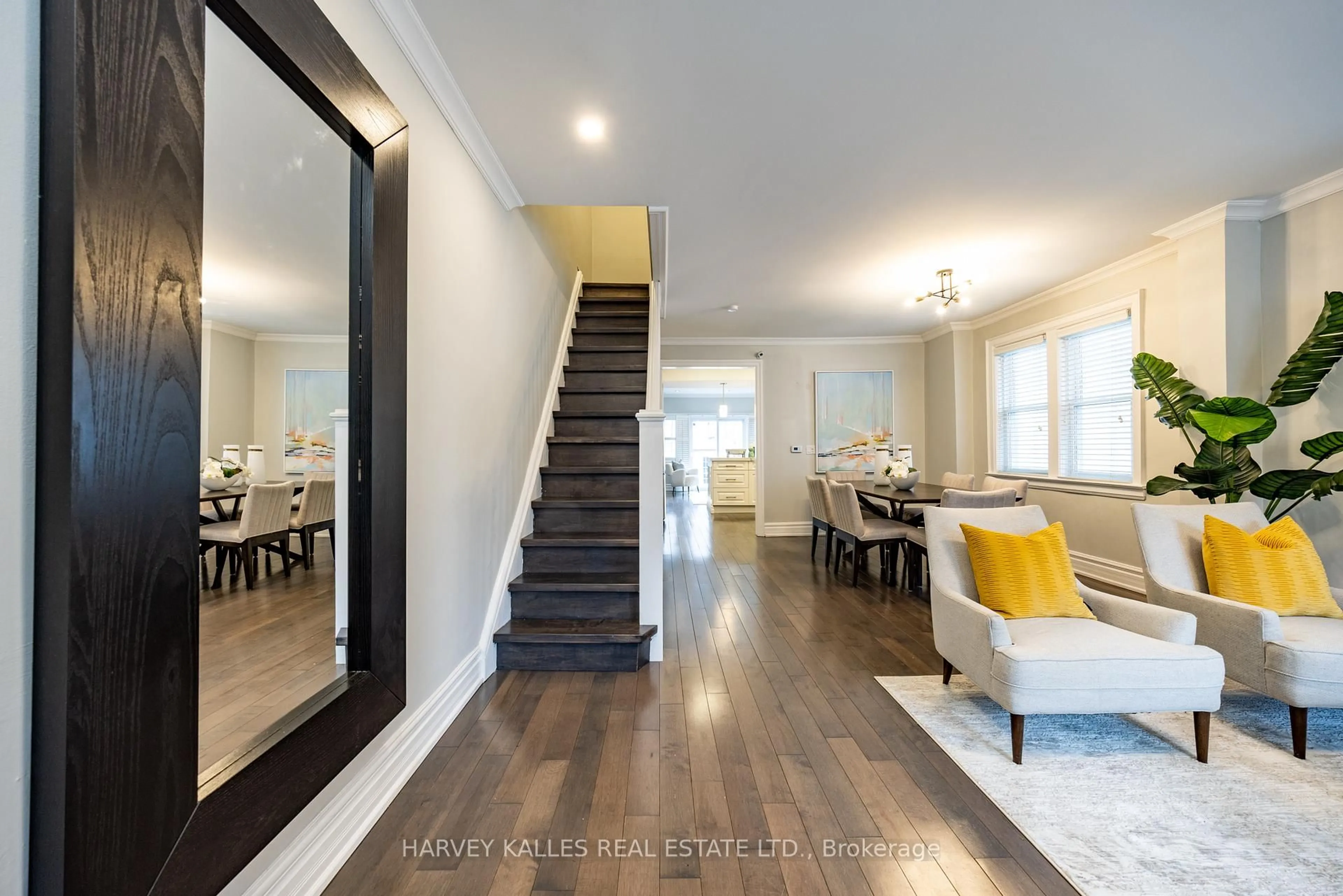 Indoor entryway for 253 Broadway Ave, Toronto Ontario M4P 1W1