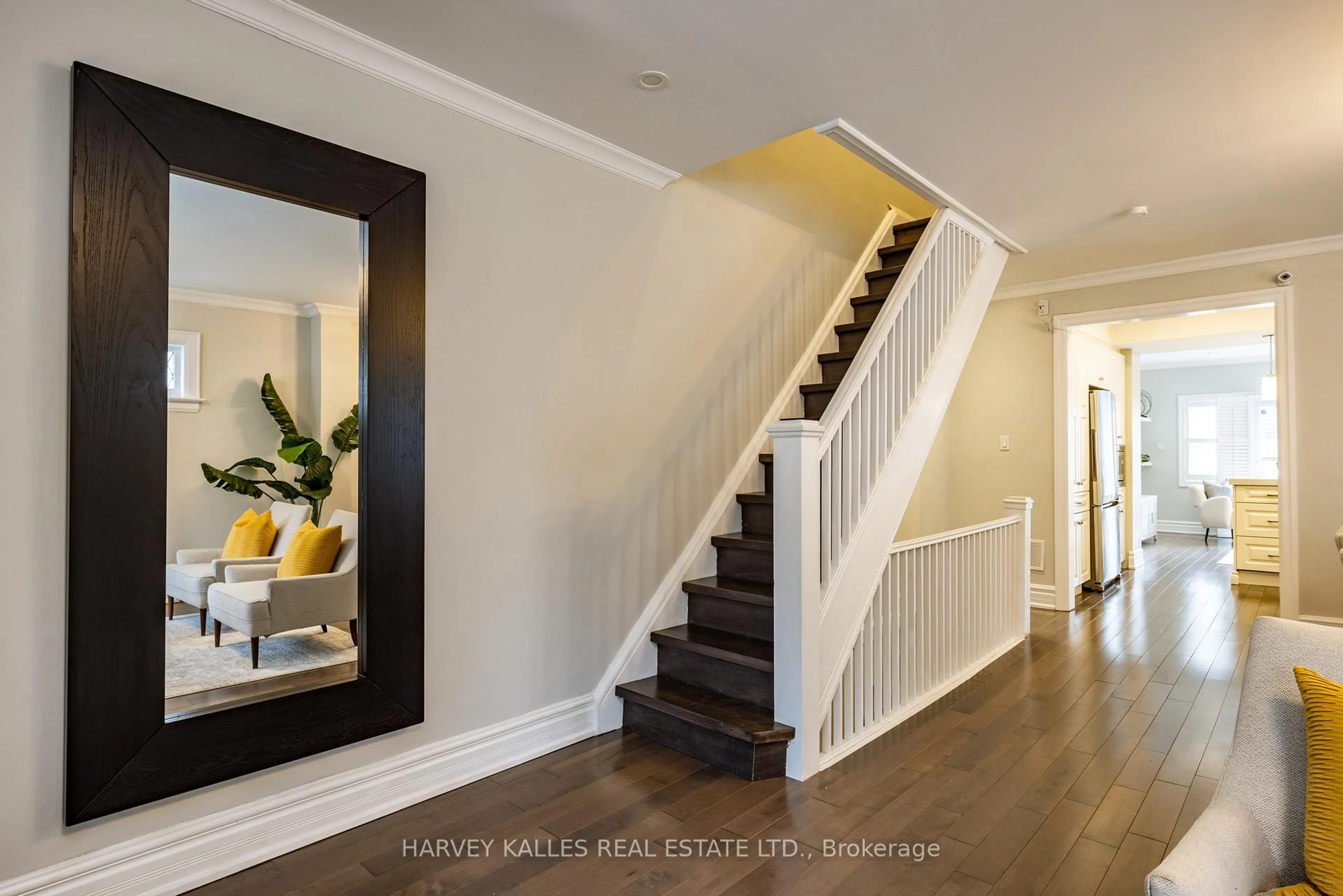 Indoor entryway for 253 Broadway Ave, Toronto Ontario M4P 1W1