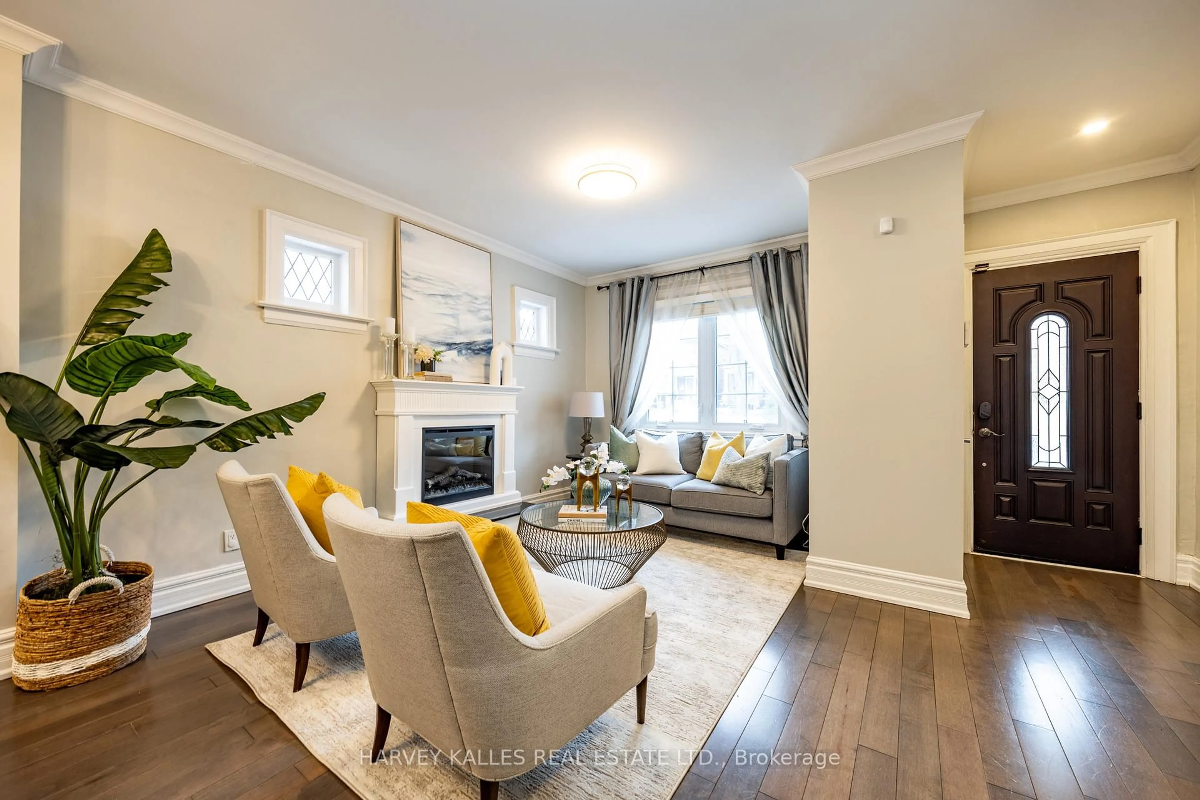 Living room with furniture, unknown for 253 Broadway Ave, Toronto Ontario M4P 1W1