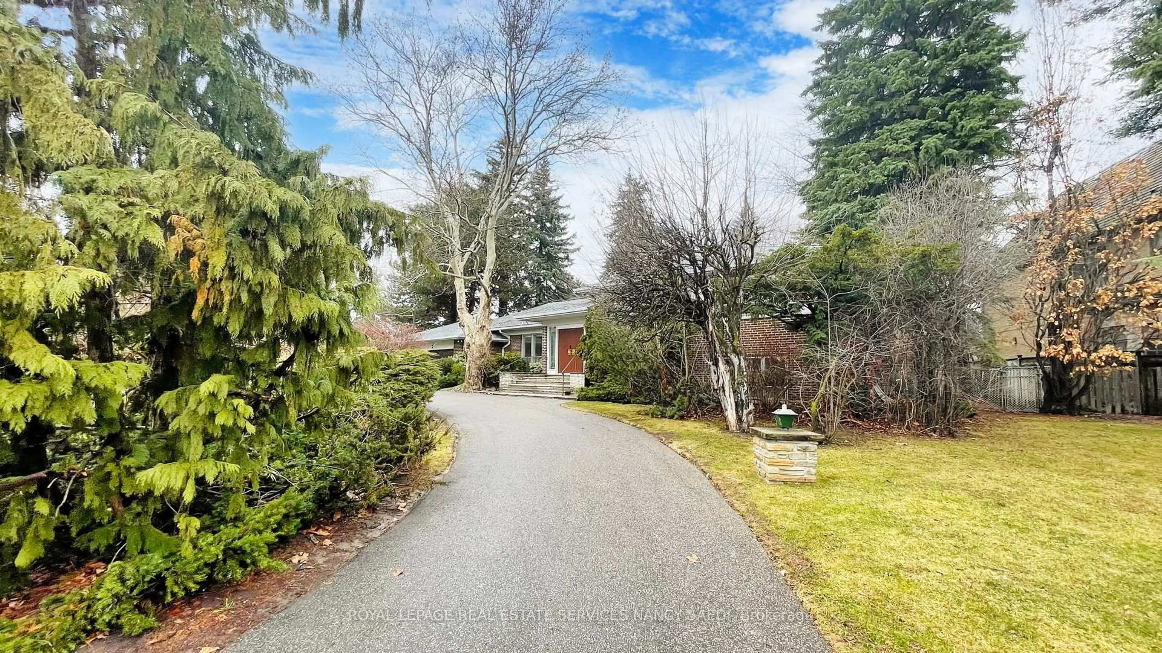 A pic from outside/outdoor area/front of a property/back of a property/a pic from drone, street for 9 Fifeshire Rd, Toronto Ontario M2L 2G4